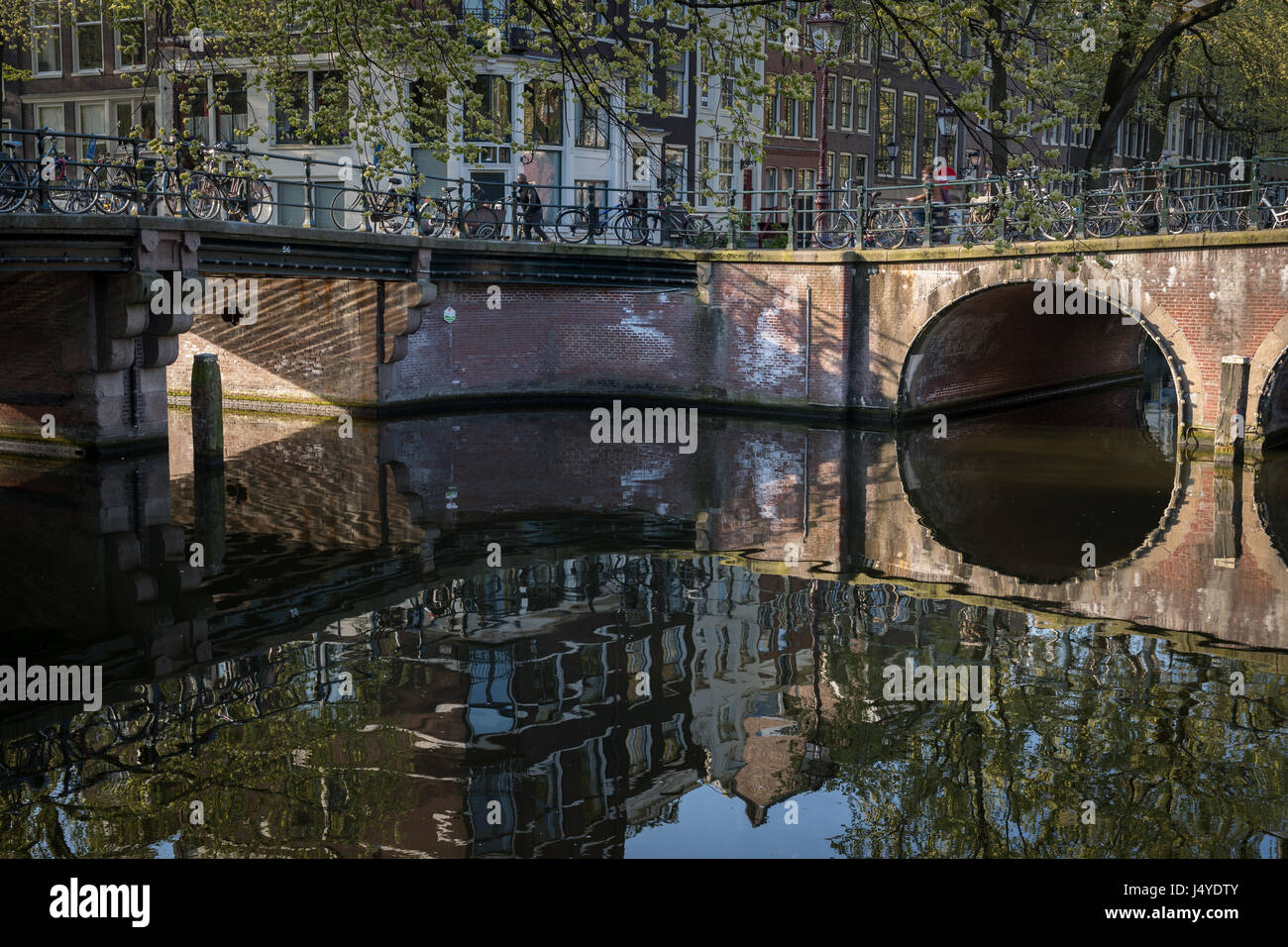 Les ponts et les bicyles sur le canal Brouwersgracht, Amsterdam Banque D'Images