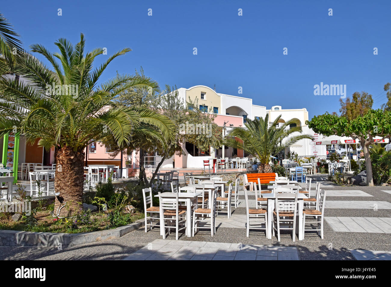 Quartier des restaurants et boutiques à Kamari, Santorini, Grèce Banque D'Images