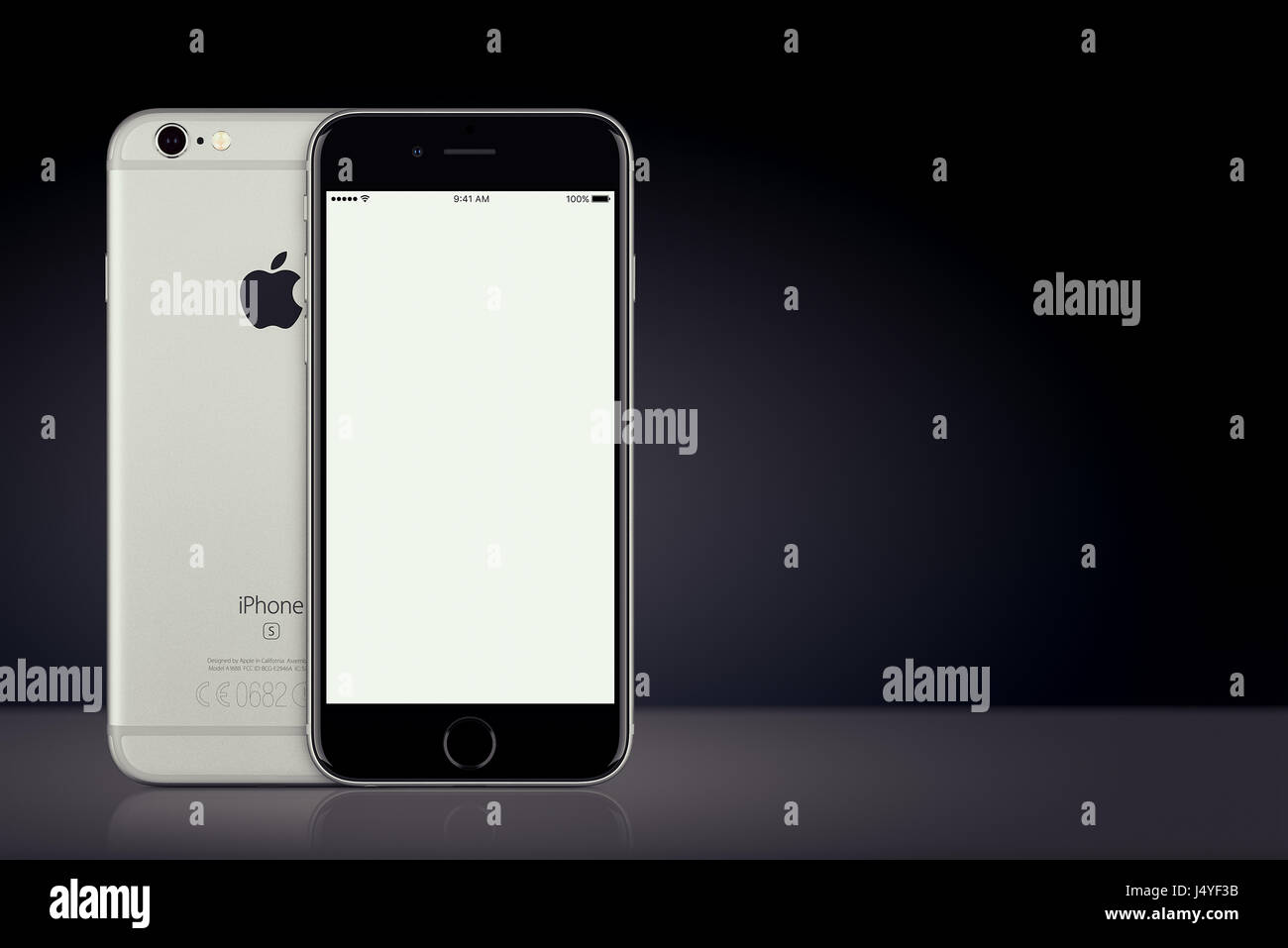 Apple iPhone 7 Gris espace immersive avant et arrière sur fond sombre with copy space Banque D'Images