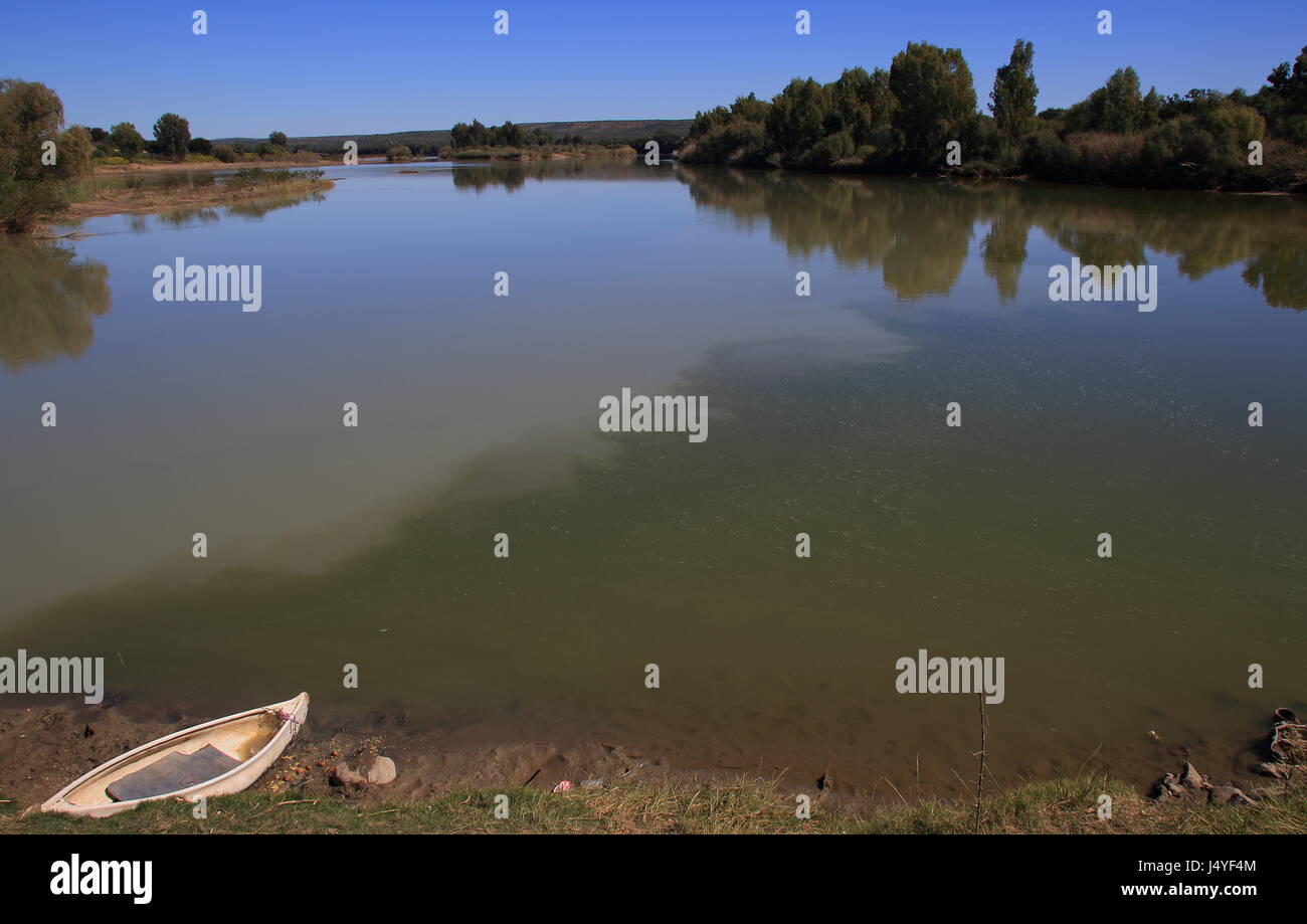 La confluence de l'orange et du Vaal d'eau dans la ville de Douglas dans le Nord de la province du Cap, en Afrique du Sud Banque D'Images