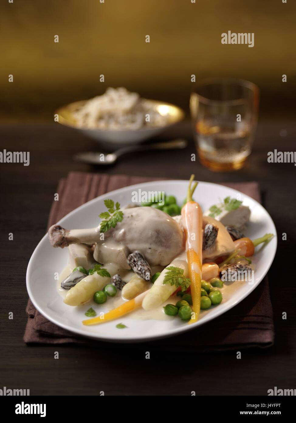 Frikassee avec asperges et morilles à la crème Banque D'Images