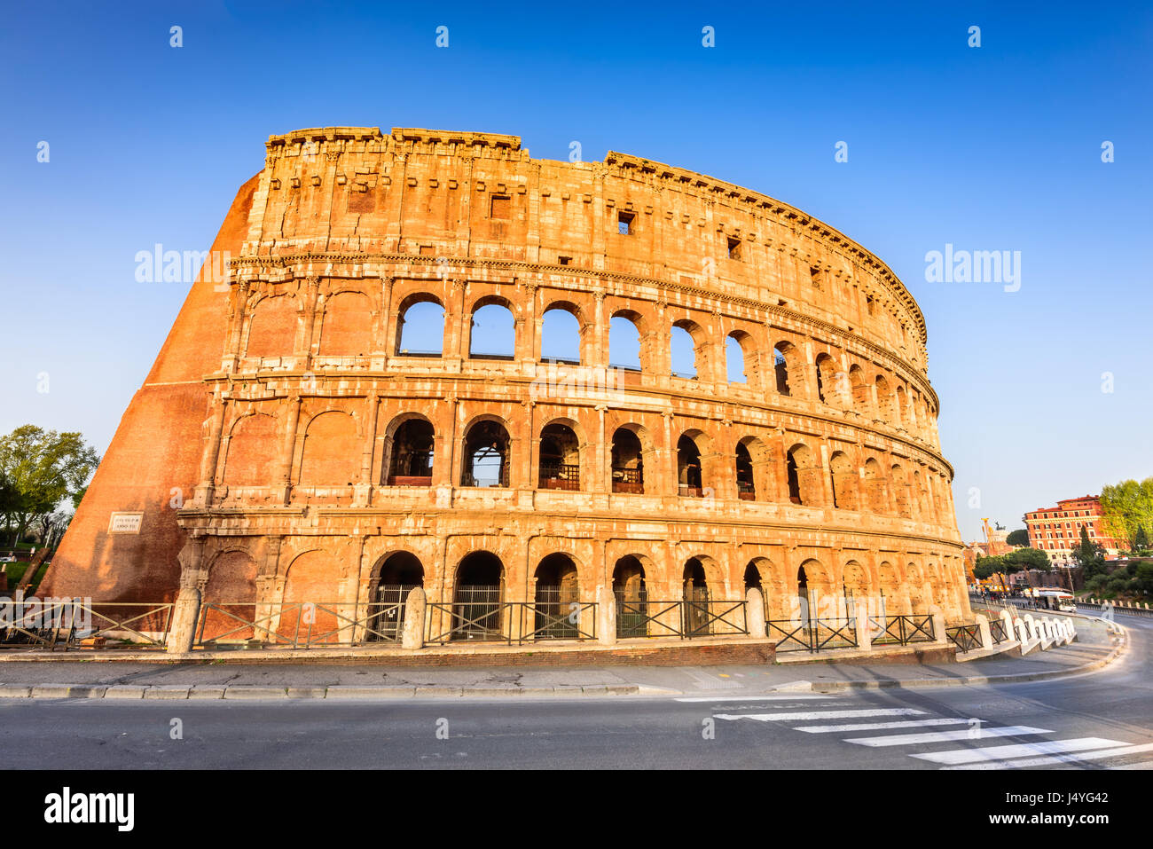 Rome, Italie. Dans Colosseum Roma, Italia. Symbole de la ville ancienne. Dans l'amphithéâtre lumière sunrise. Banque D'Images
