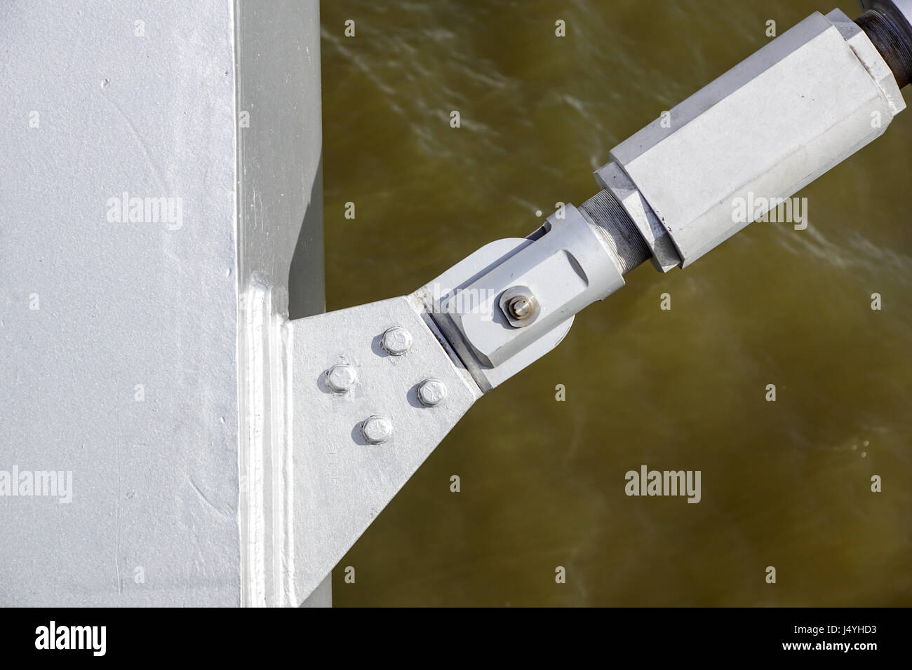 Une partie importante du développement de la force, le collier de tuyau et des pièces. Vis et l'écrou d'éléments de connexion la photo en gros plan de bridge Banque D'Images