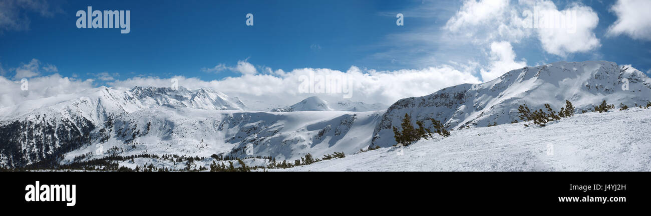 Panorama de montagnes d'hiver. Alpine Ski Resort Bansko, Bulgarie Banque D'Images