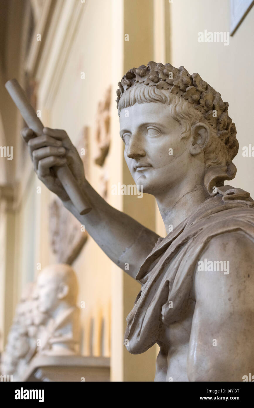 Rome. L'Italie. Assis statue de l'Empereur romain Tibère, 1er siècle après J.-C., Musée Chiaramonti, Musées du Vatican. Musei Vaticani. Cycle dynastique de Veio. Banque D'Images