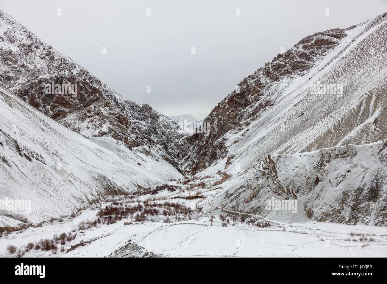 Paysage d'hiver dans le parc national de Hemis près de Leh, Ladakh en Inde pendant l'expédition de léopard des neiges. Banque D'Images