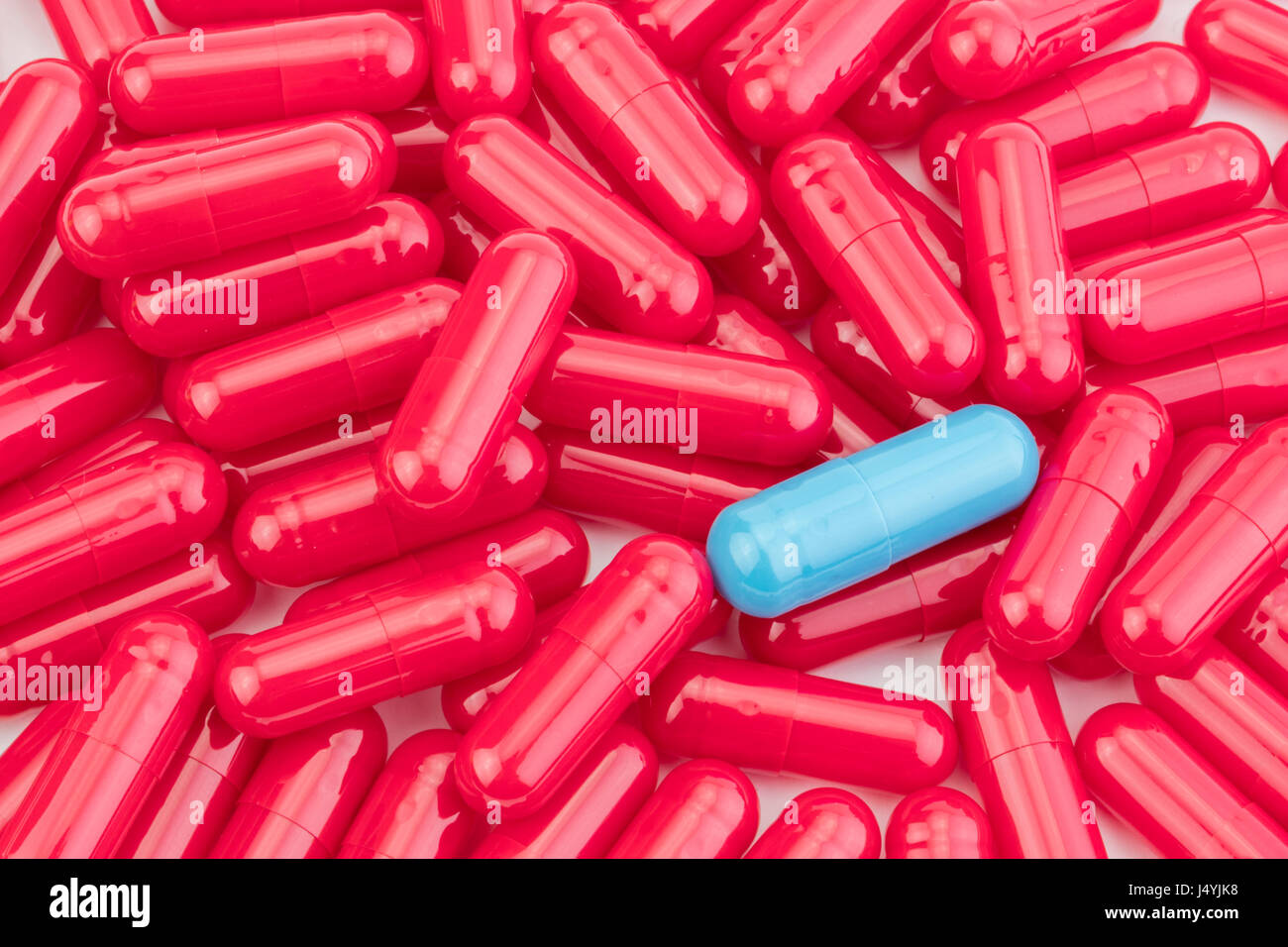 De nombreux médicaments pilules rouge Gélules de couleur différentes, capsule bleu isolé Photo