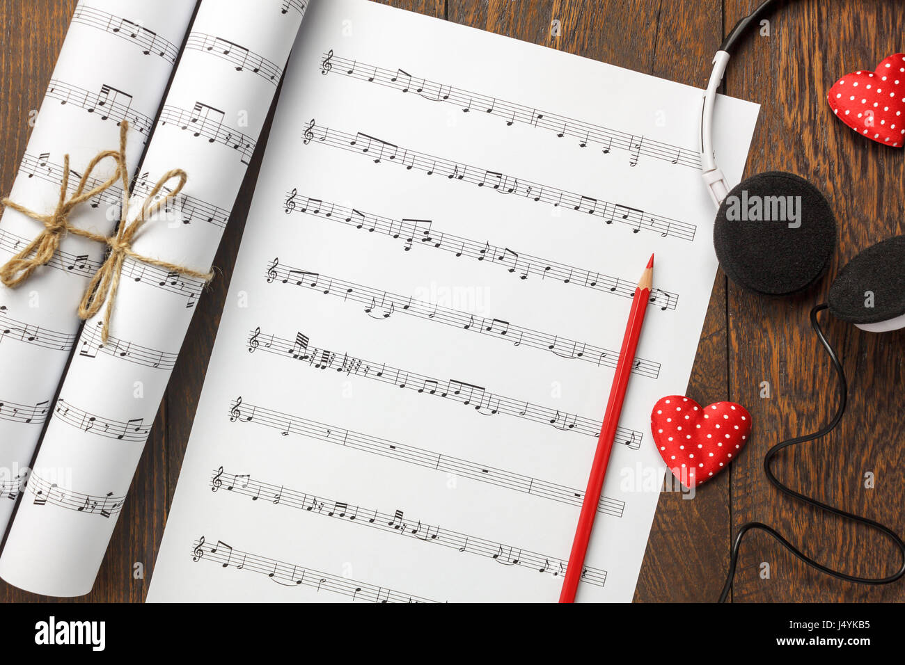 Vue supérieure de la chanson d'amour saint valentin fond de musique et de  décorations en forme de coeur.note de musique,papier,casques, crayon sur  bois avec copie espace Photo Stock - Alamy