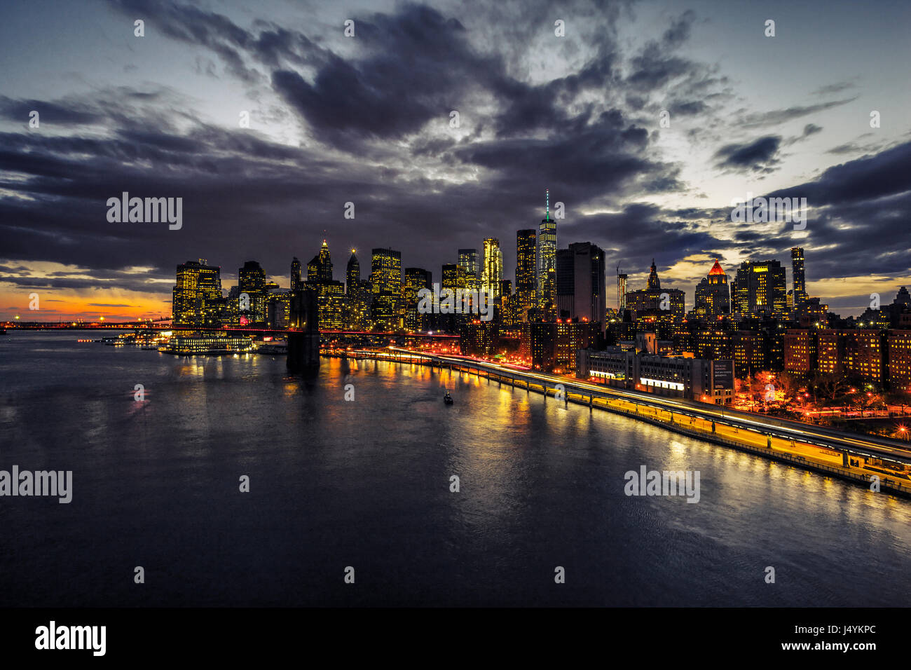 New York Night Skyline.View au pont Broklyn et au centre-ville de Manhattan Banque D'Images