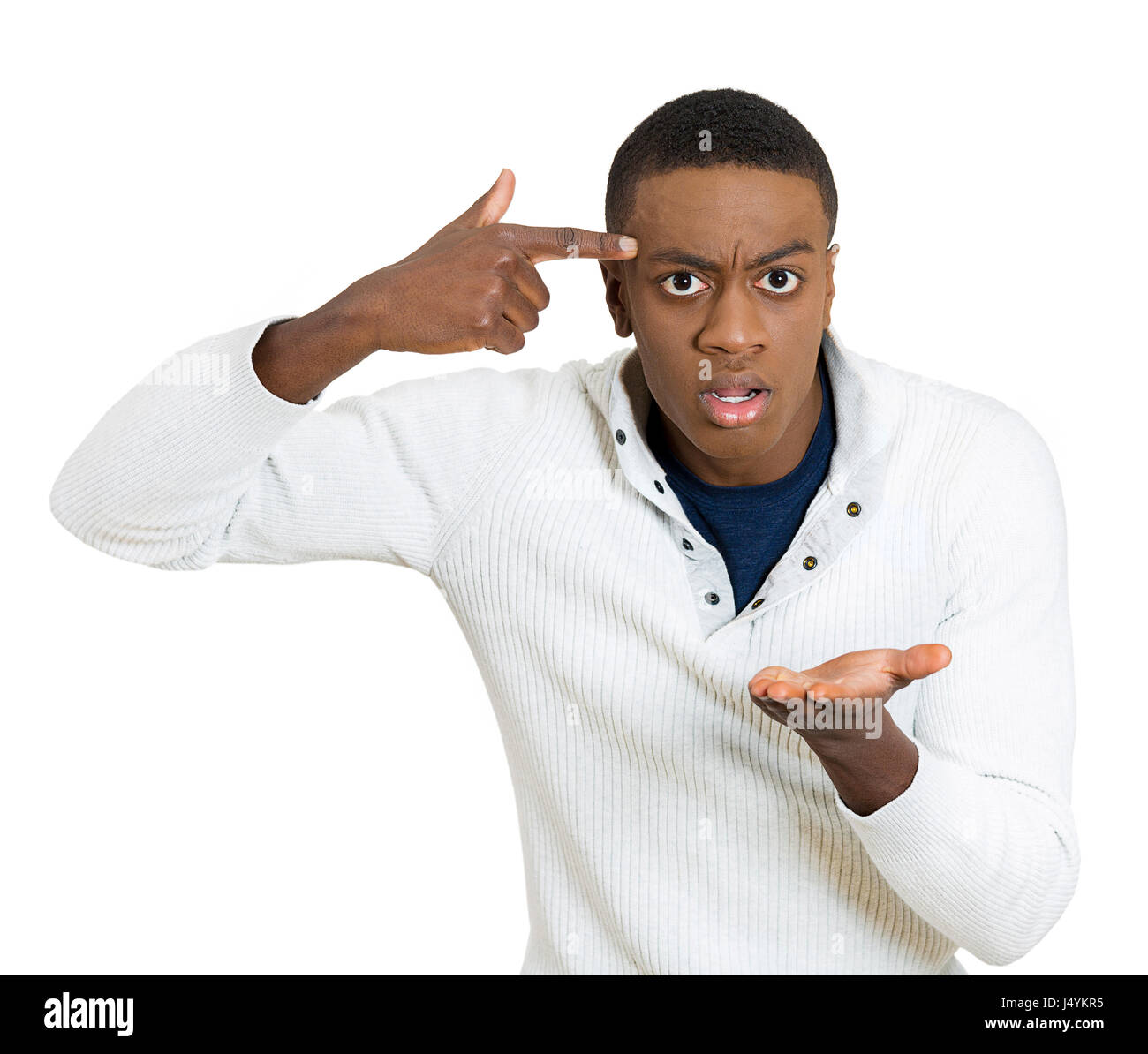 Closeup portrait désagréable difficile angry young man gesturing étudiant avec doigt contre temple vous êtes fous ? Isolé sur fond blanc. Les droits négatifs Banque D'Images