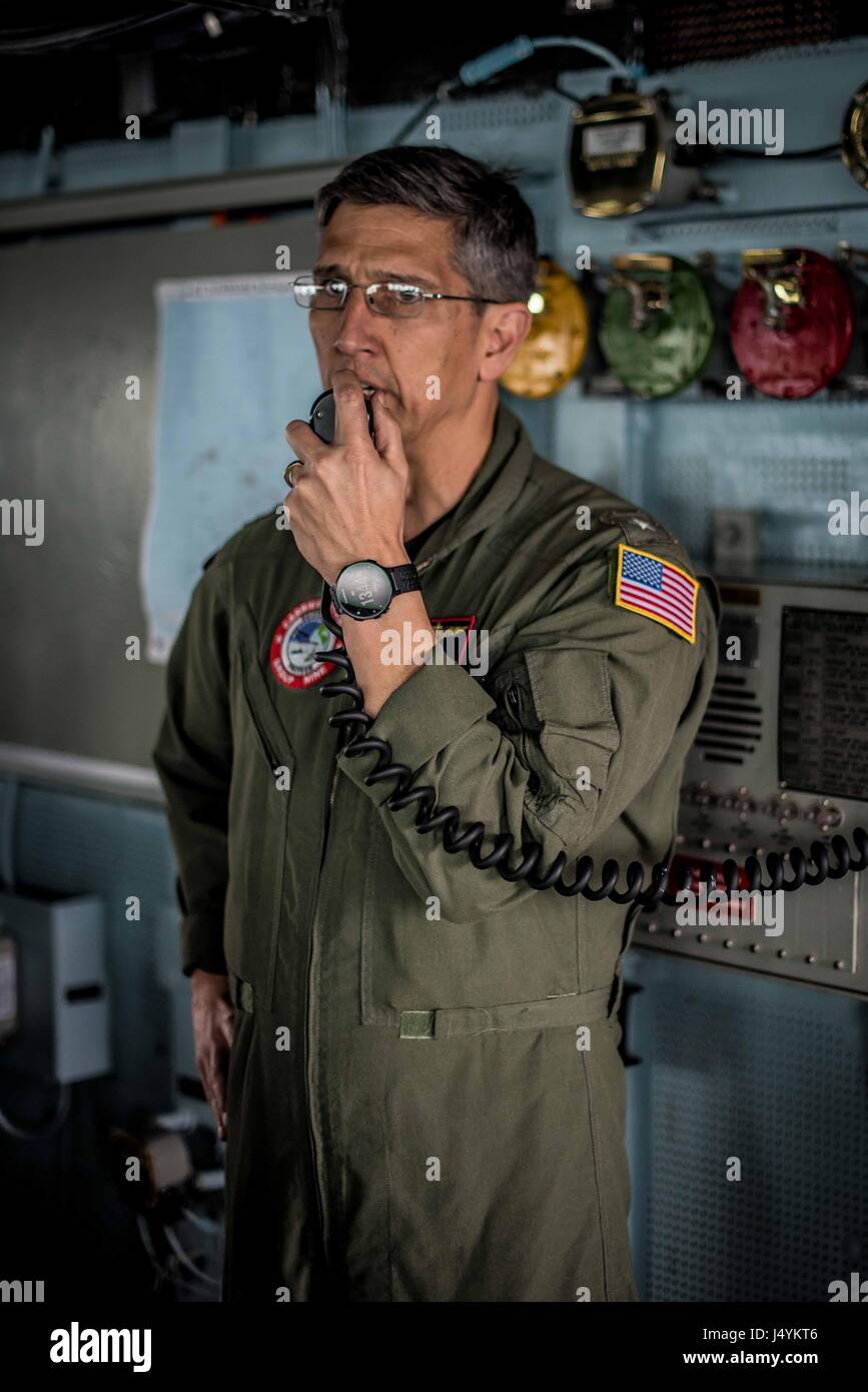 L'arrière de l'US Navy Adm. James Bynum, commandant de la groupe aéronaval du Theodore Roosevelt parle à l'équipage de missiles de l'USS Preble sur les navires le 3 mai 2017, interphone dans l'océan Pacifique. Banque D'Images