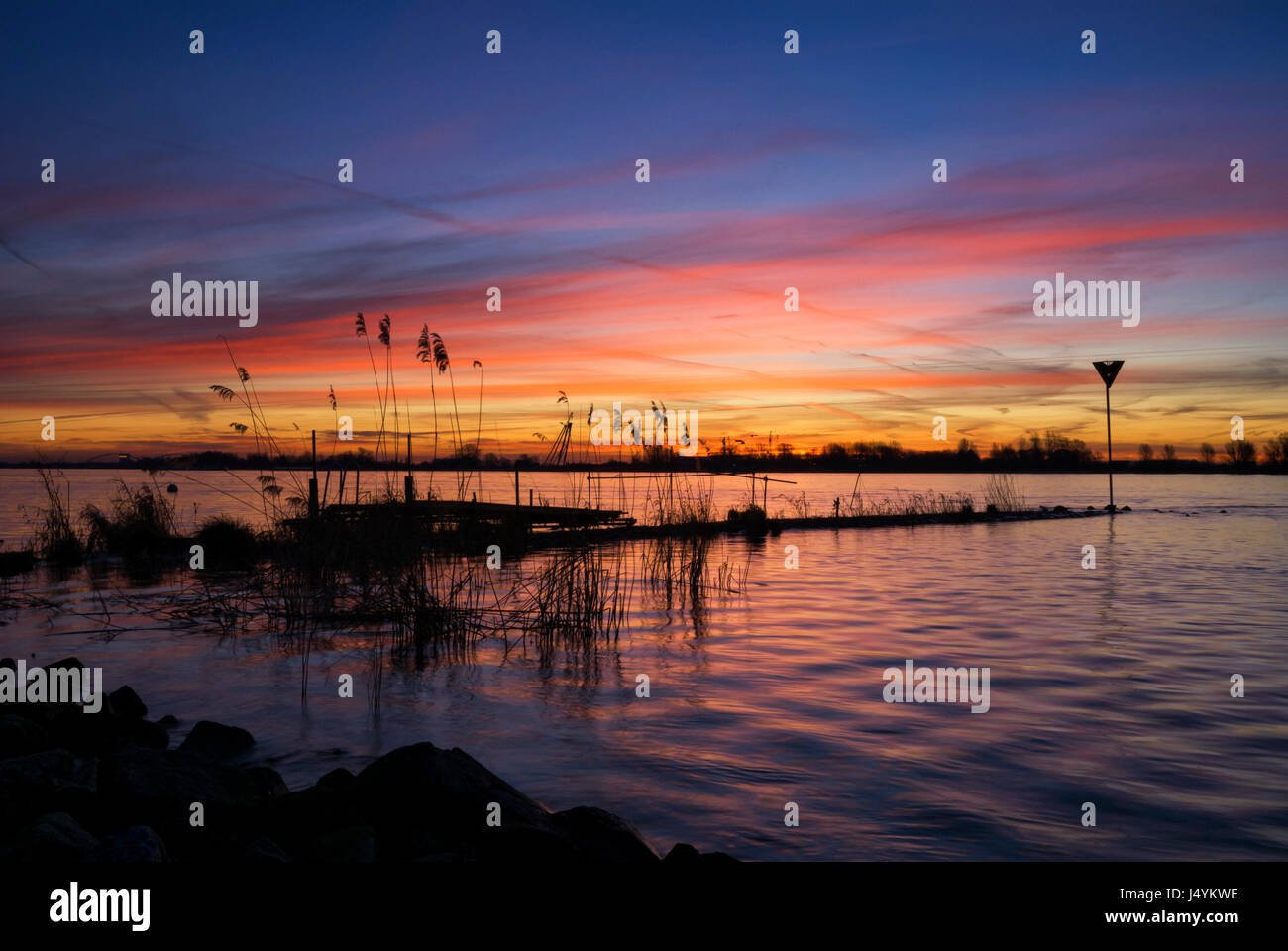 Lever de soleil spectaculaire au-dessus de la rivière Merwede près de Boven-Hardinxveld dans la région de l'Alblasserwaard néerlandais Banque D'Images