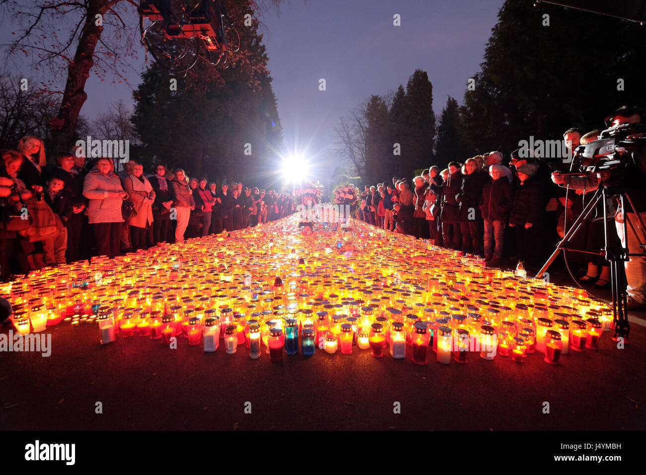 Cimetière Mirogoj Zagreb sur Toussaint visité par des milliers de personnes allument des bougies pour leurs défunts membres de la famille. Banque D'Images