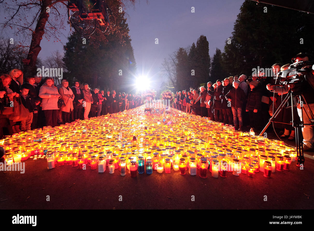 Cimetière Mirogoj Zagreb sur Toussaint visité par des milliers de personnes allument des bougies pour leurs défunts membres de la famille. Banque D'Images