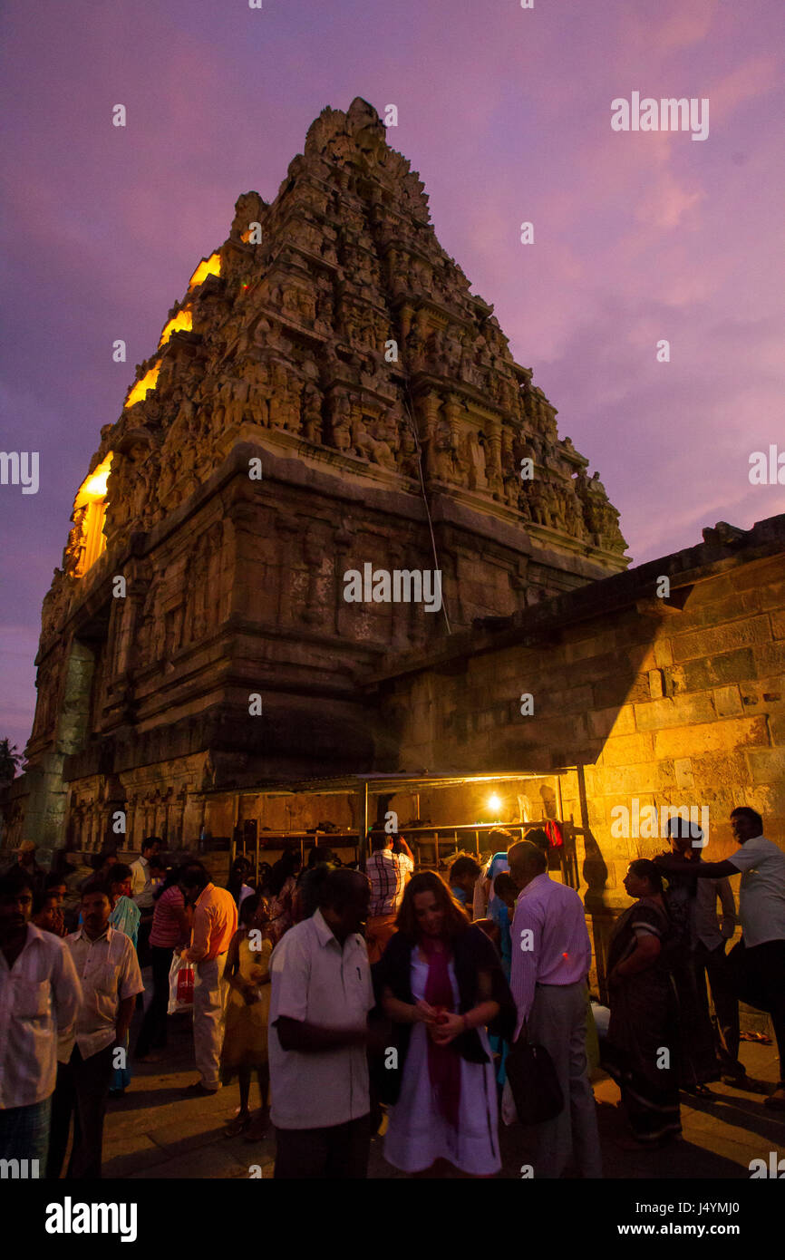 Les Indiens se rendant sur Chennakesava temple à Belur, Karnataka, Inde Banque D'Images