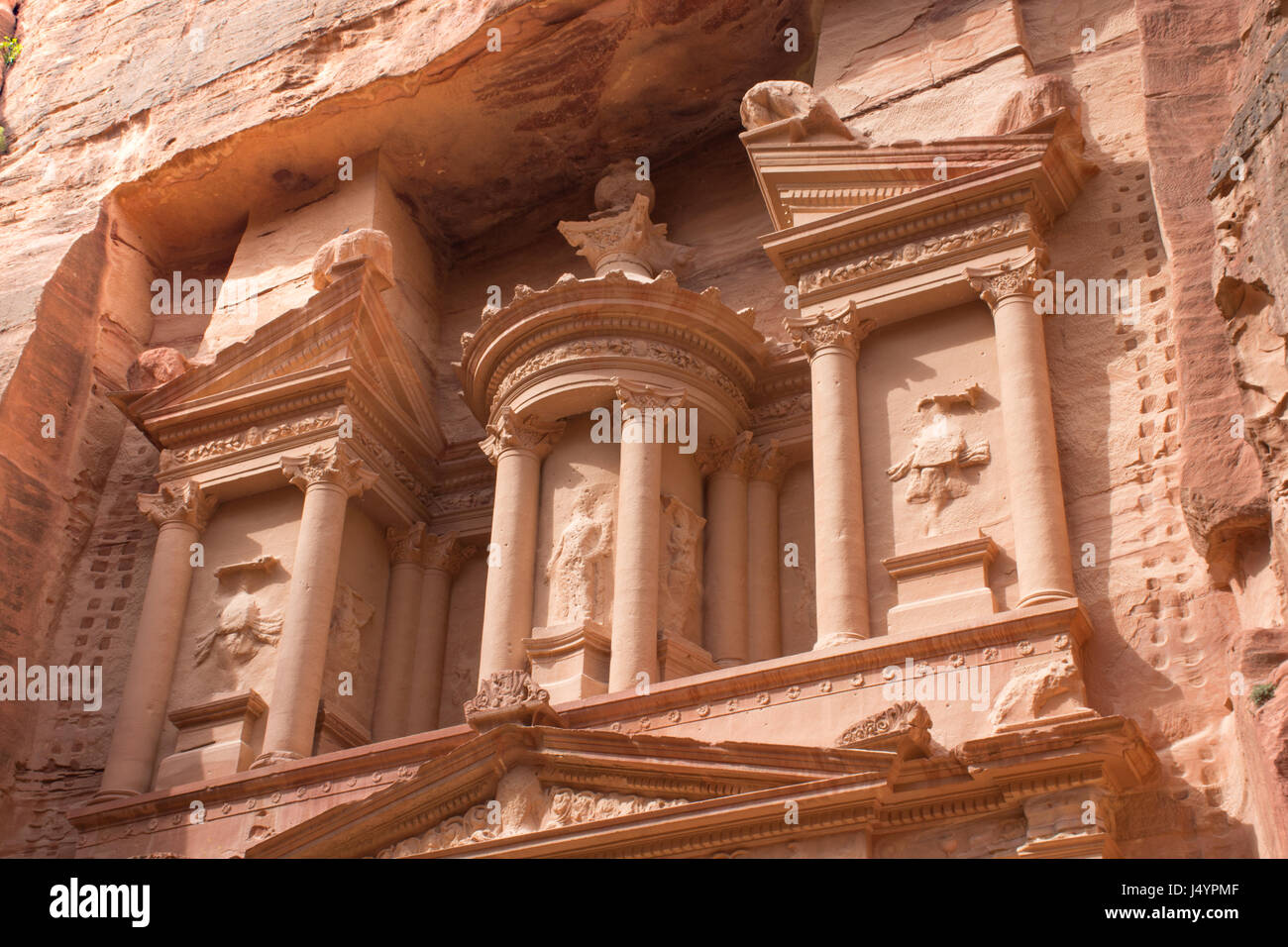 Close up au Trésor, un ancien bâtiment à Petra, en Jordanie. Pierre orange avec des colonnes sculptées par Nabataens est l'une des Sept Merveilles du Monde Banque D'Images