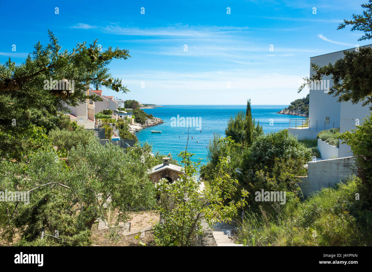 Razanj Croatie Europe. Belle photo de la nature et du paysage. Belle journée de printemps chaud et ensoleillé à la mer Adriatique. Beau ciel bleu et l'océan. Belle à l'extérieur Banque D'Images