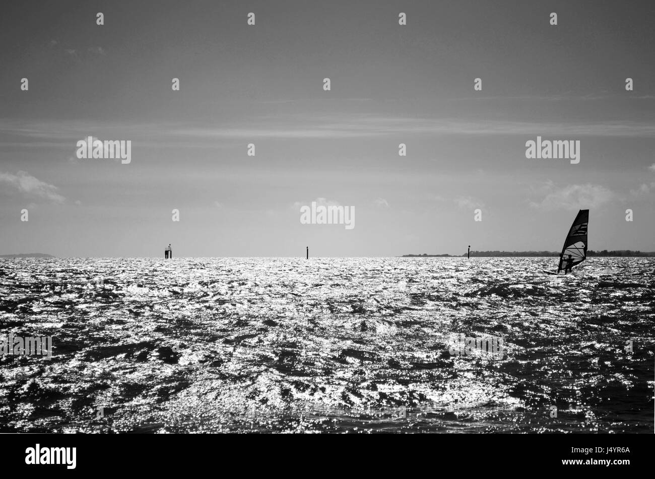Monochrome d'un planche à voile dans le Solent au large de la plage de Lepe, Hampshire, Royaume-Uni Banque D'Images