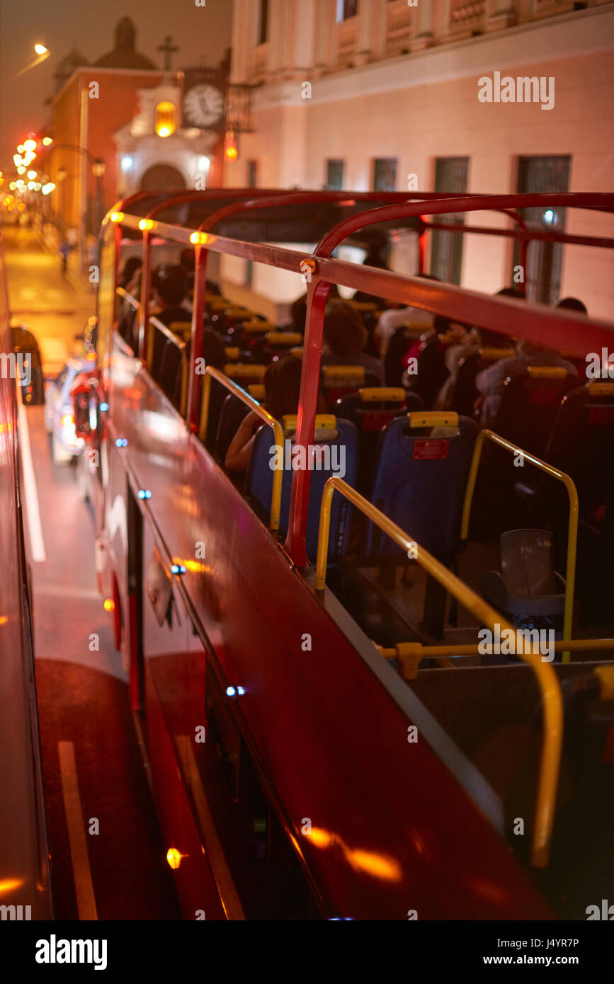 En bus rouge à double étage sur rue la nuit. Circuit touristique en bus de la ville de nuit Banque D'Images