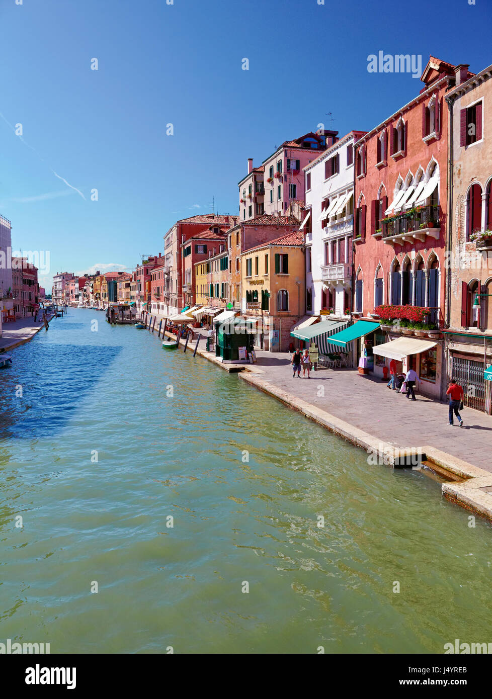 Venise, Italie - 26 juin 2012 : voir sur le Canal de Cannaregio pont Guglie ( Ponte delle Guglie ) à Venise, Italie Banque D'Images