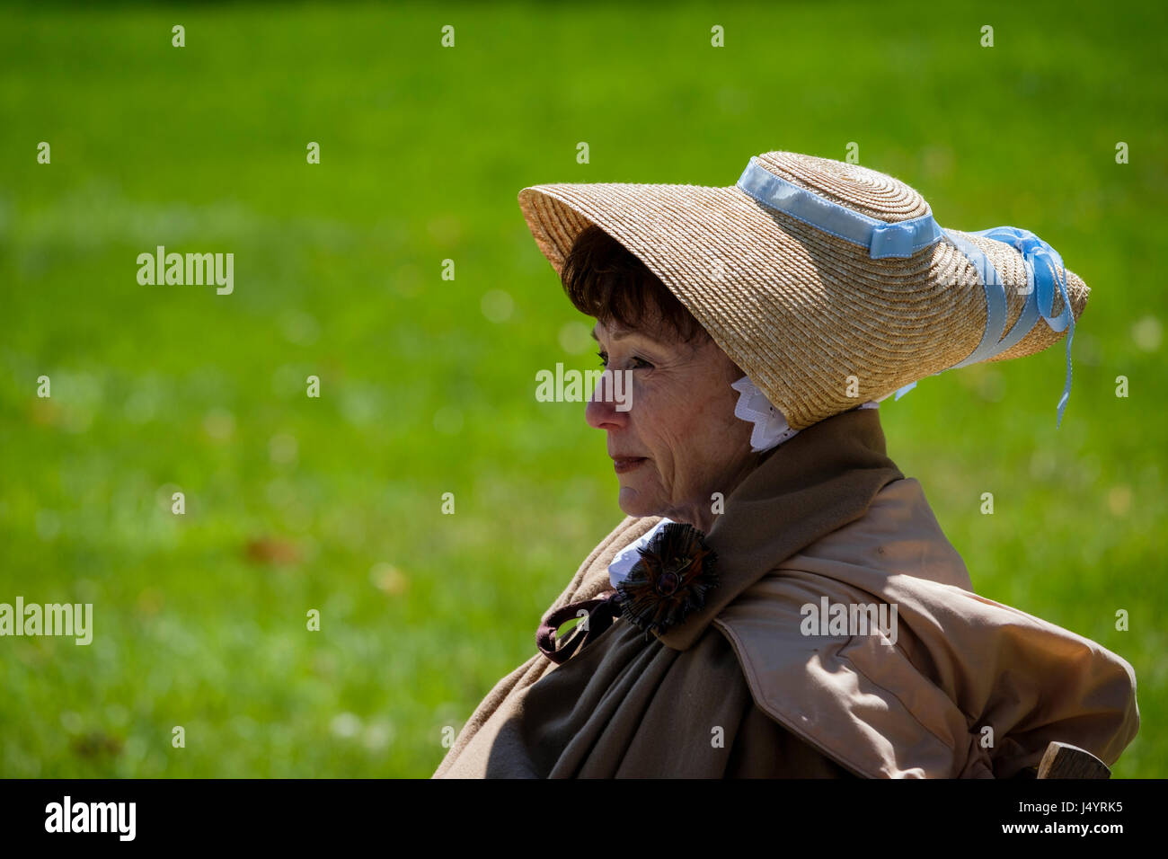 Bataille de Longwoods de reconstitution 1812, femme d'âge moyen portant un chapeau bergère, chapeau de paille avec ruban bleu, regard contemplatif, de l'Ontario, Canada. Banque D'Images