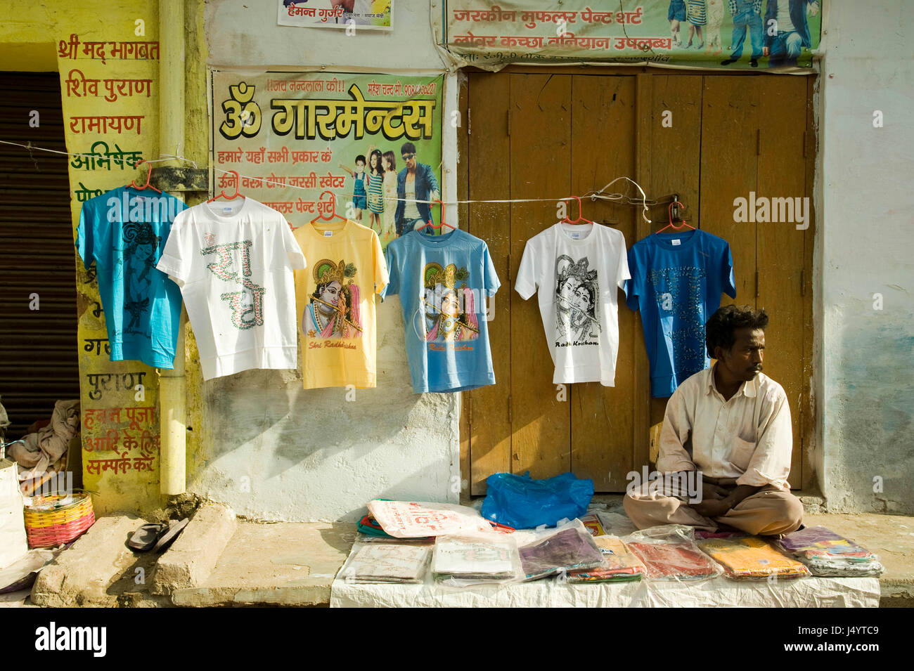 Vente homme tshirt, Mathura, Uttar Pradesh, Inde, Asie Banque D'Images