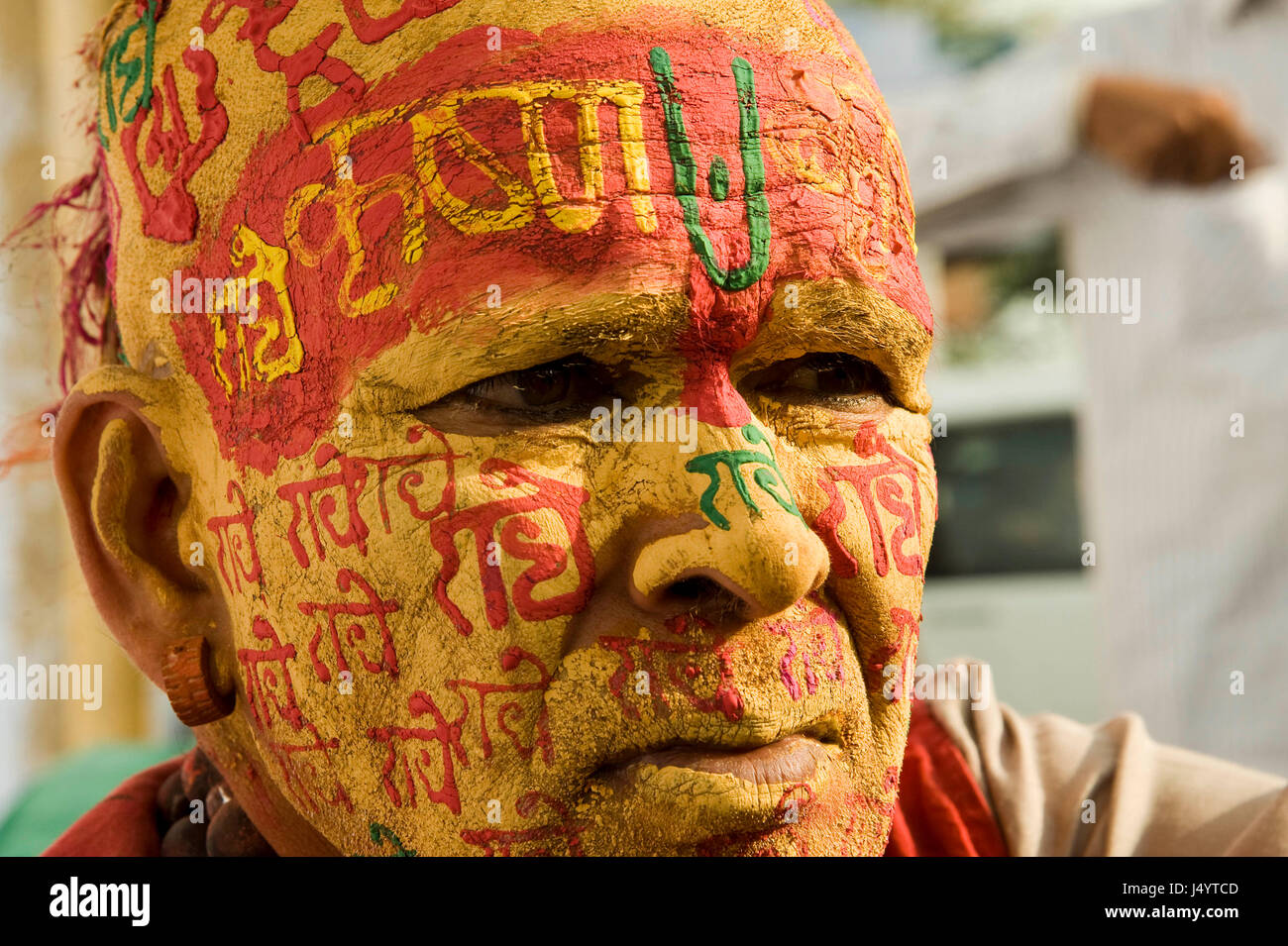 Prêtre écrit Radhe Krishna sur la face en pâte de bois de santal, de l'Uttar Pradesh, Inde, Asie Banque D'Images