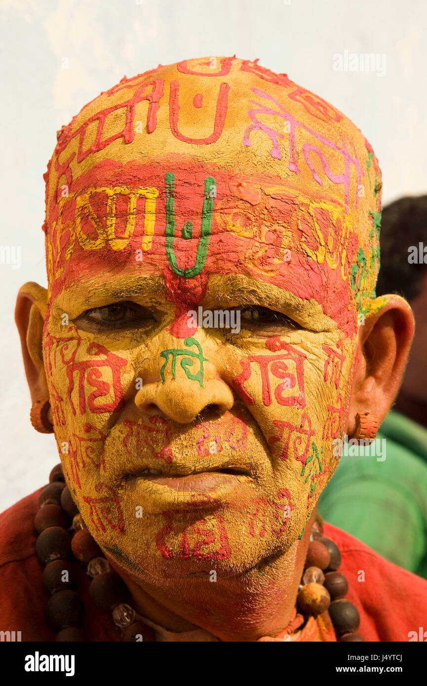 Prêtre écrit Radhe Krishna sur la face en pâte de bois de santal, de l'Uttar Pradesh, Inde, Asie Banque D'Images