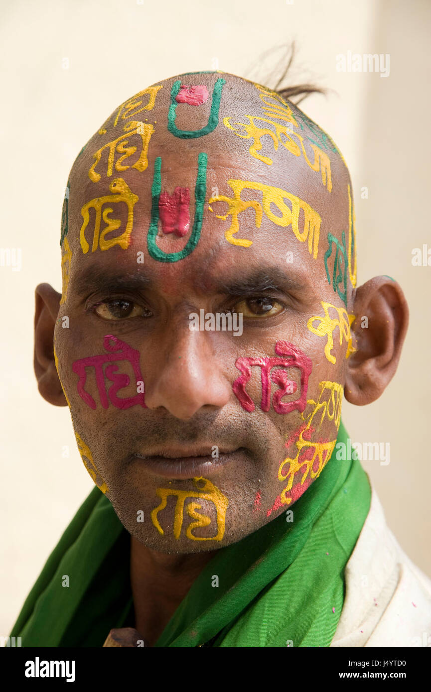 Dévot écrit Radhe Krishna sur la face en pâte de bois de santal, de l'Uttar Pradesh, Inde, Asie Banque D'Images
