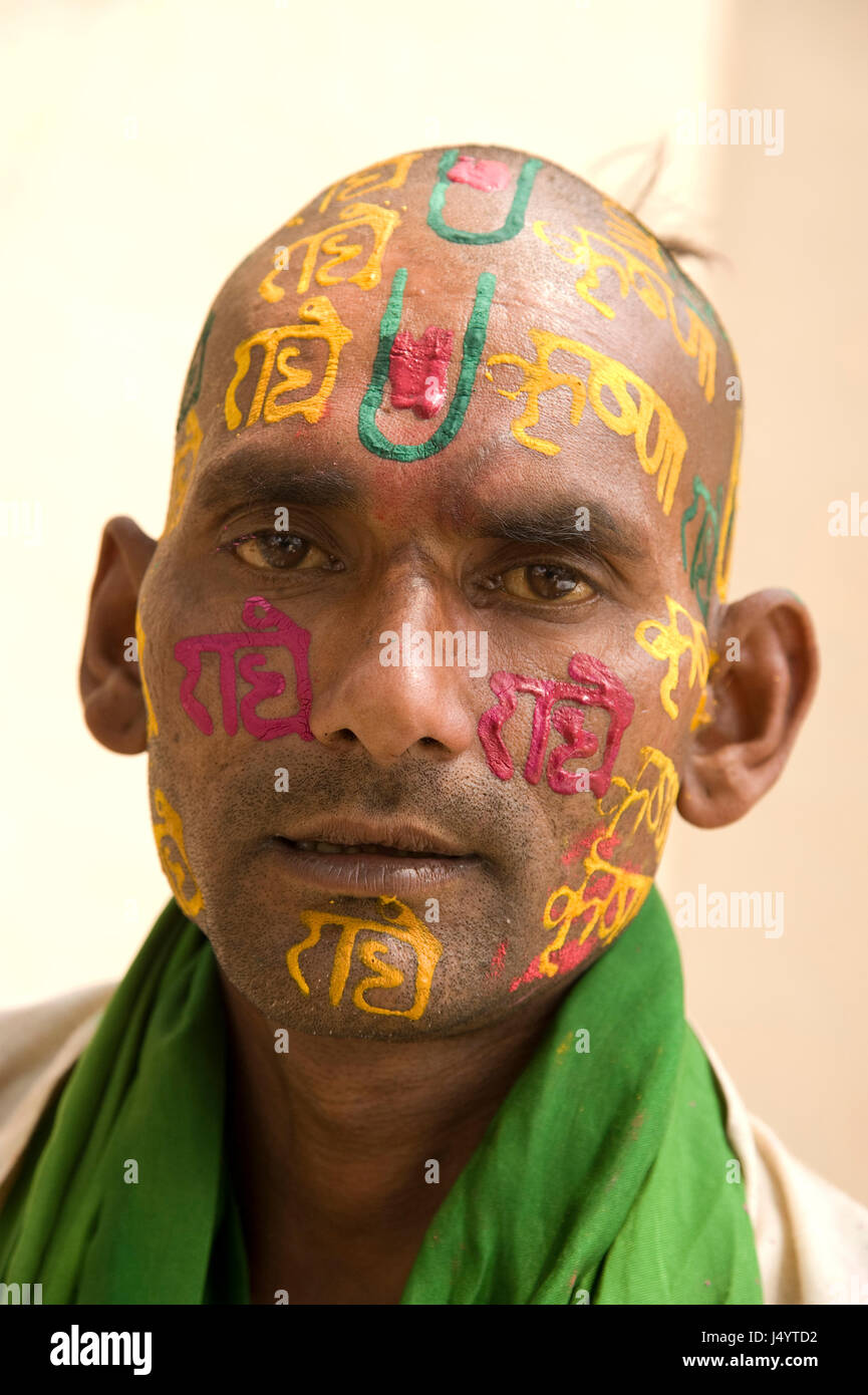 Dévot écrit Radha Krishna sur la face en pâte de bois de santal, de l'Uttar Pradesh, Inde, Asie Banque D'Images