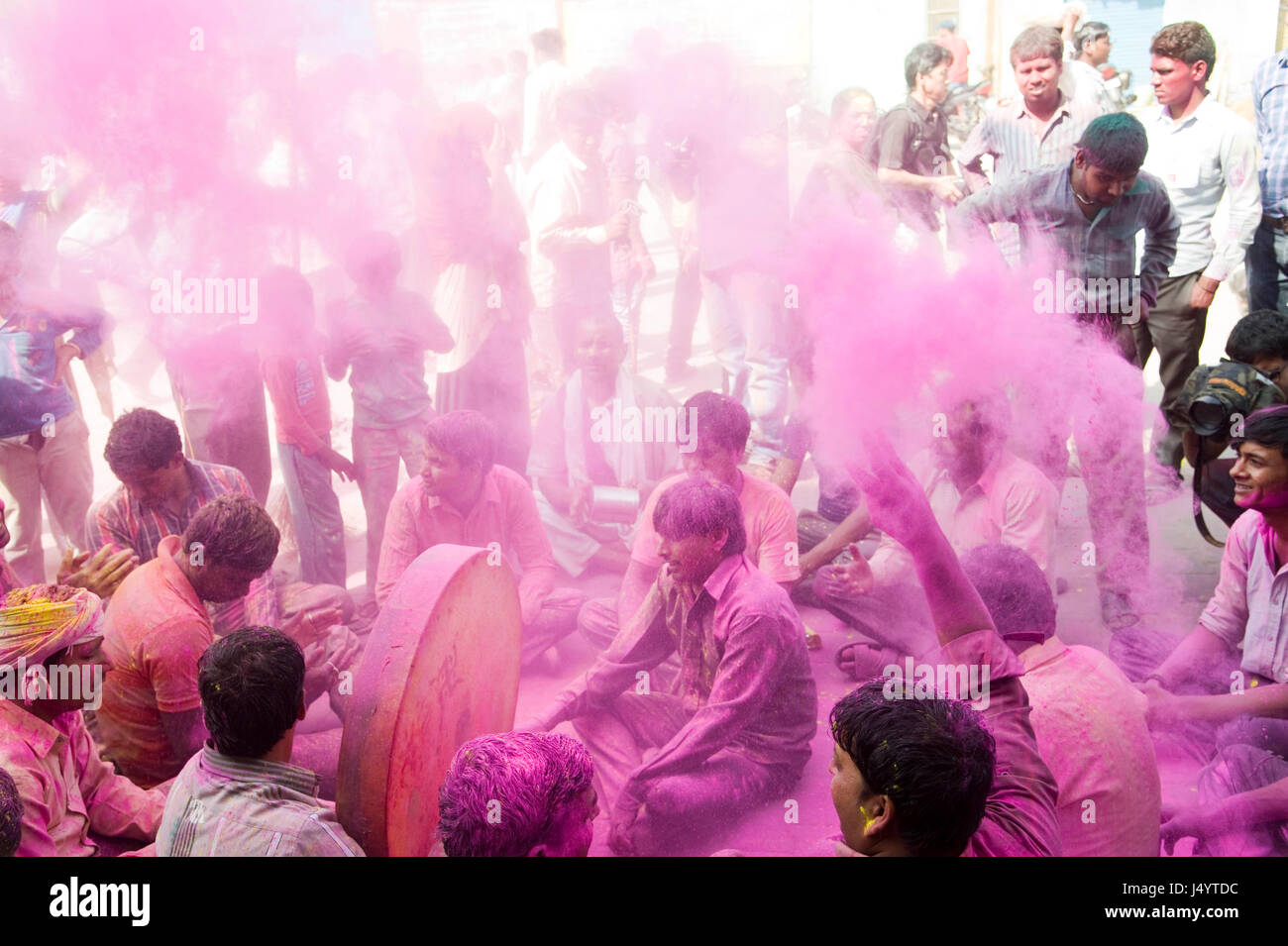 Les dévots célébrer holi festival, Mathura, Uttar Pradesh, Inde, Asie Banque D'Images Les dévots célébrer holi festival, Mathura, Uttar Pradesh, Inde, Asie Banque D'Images