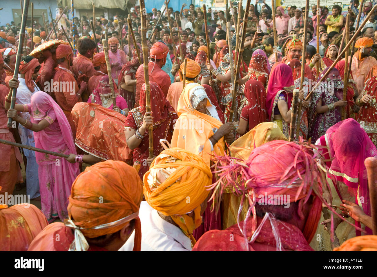 Les gens célébrant lathmar holi, festival, Mathura, Uttar Pradesh, Inde, Asie Banque D'Images Les gens célébrant lathmar holi, festival, Mathura, Uttar Pradesh, Inde, Asie Banque D'Images