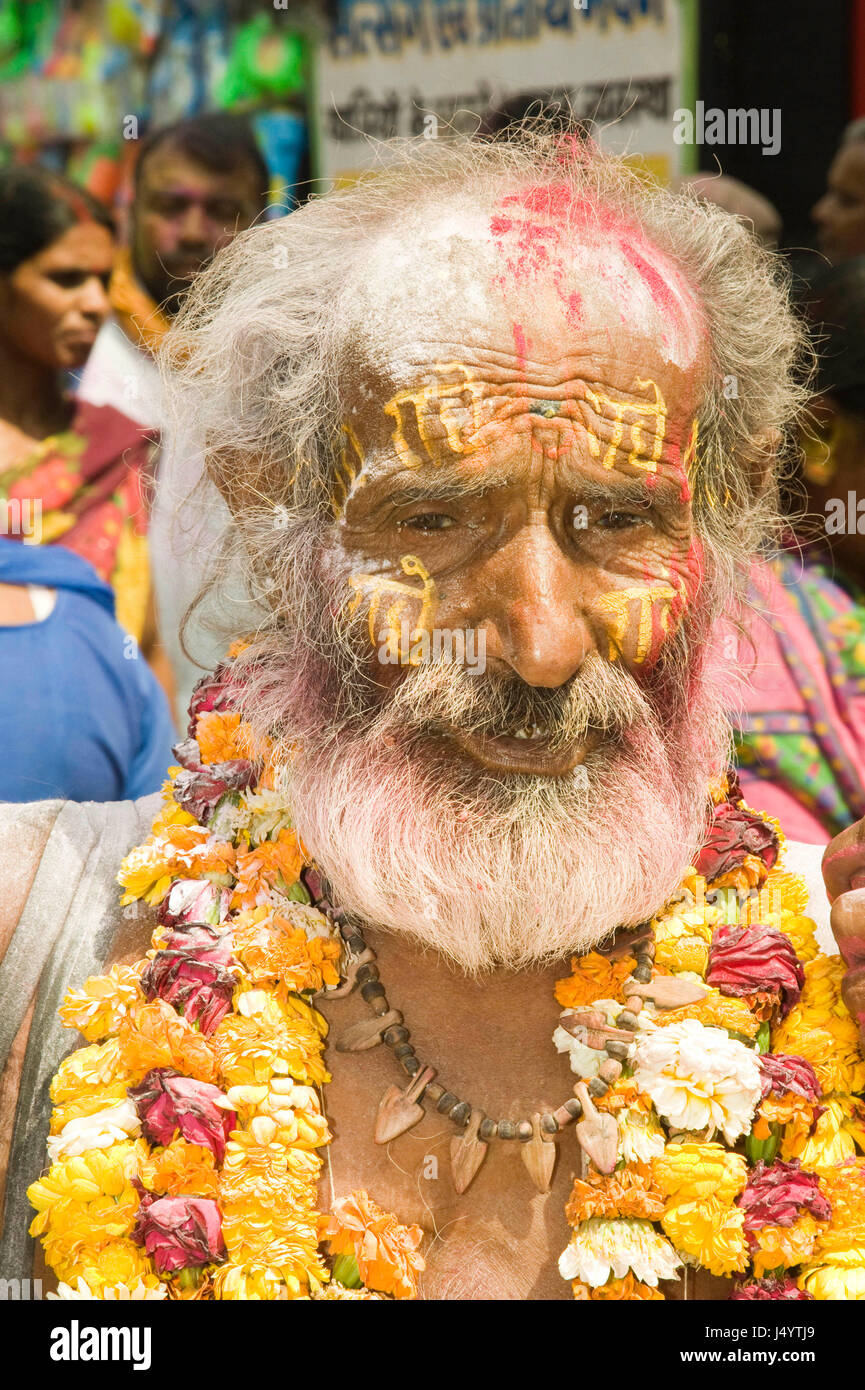 Dévot écrit Radhe Krishna sur la face en pâte de bois de santal, de l'Uttar Pradesh, Inde, Asie Banque D'Images