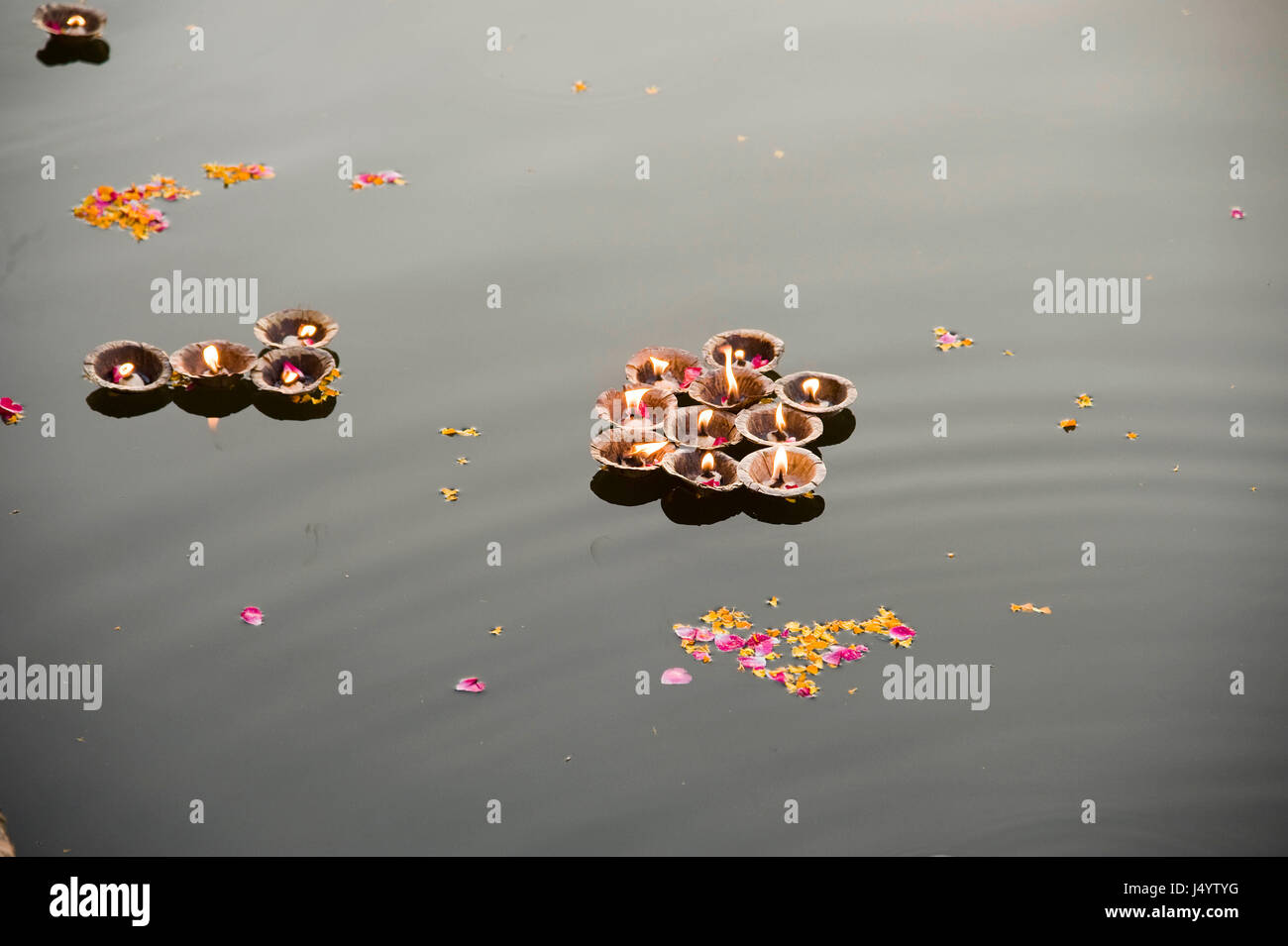 Lampe d'huile flottant sur le fleuve, Mathura, Uttar Pradesh, Inde, Asie Banque D'Images