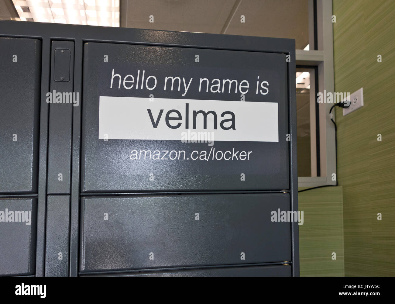 Amazon locker, utilisé pour ramasser des colis commandés sur Amazon.ca. Situé dans un hall de banque dans la région métropolitaine de Vancouver, Canada. Banque D'Images