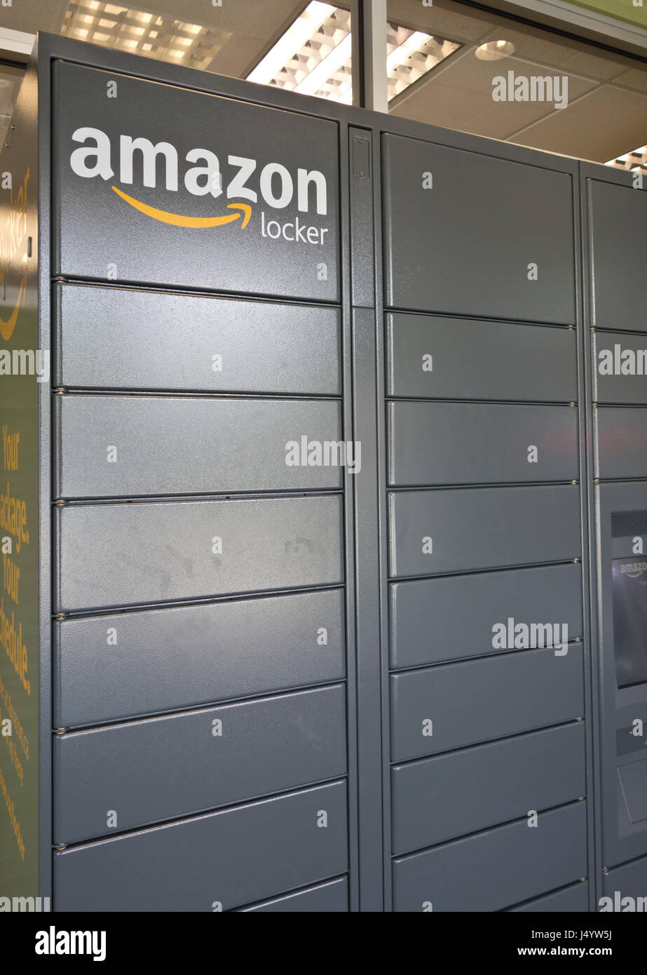 Amazon locker, utilisé pour ramasser des colis commandés sur Amazon.ca. Situé dans un hall de banque dans la région métropolitaine de Vancouver, Canada. Banque D'Images