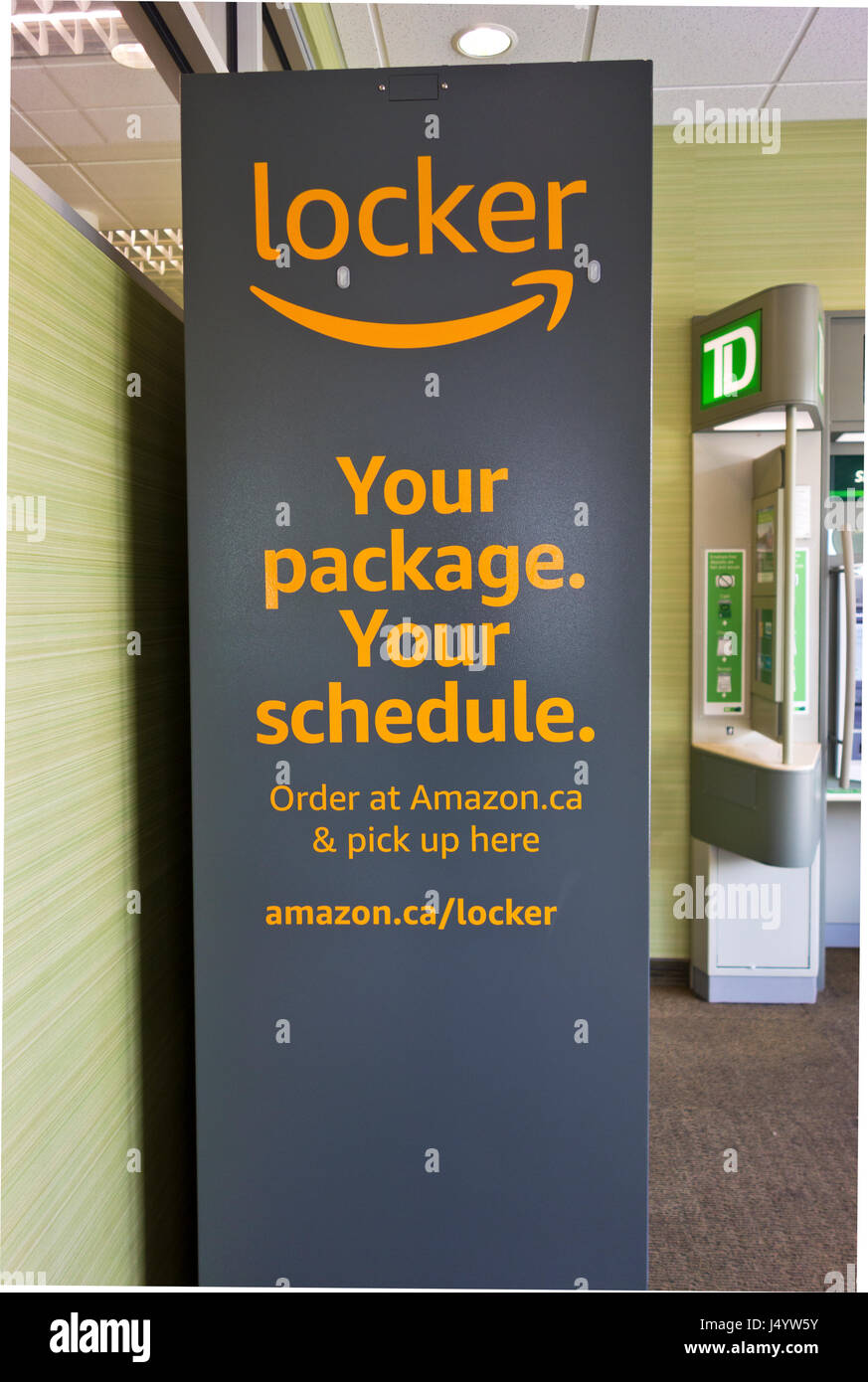 Amazon locker, utilisé pour ramasser des colis commandés sur Amazon.ca. Situé dans un hall de banque dans la région métropolitaine de Vancouver, Canada. Banque D'Images