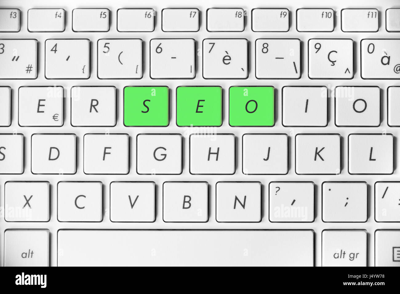 SEO mot écrit sur un clavier d'ordinateur blanc, concept d'optimisation de search engine, rang de site web internet ou le marketing en ligne Banque D'Images