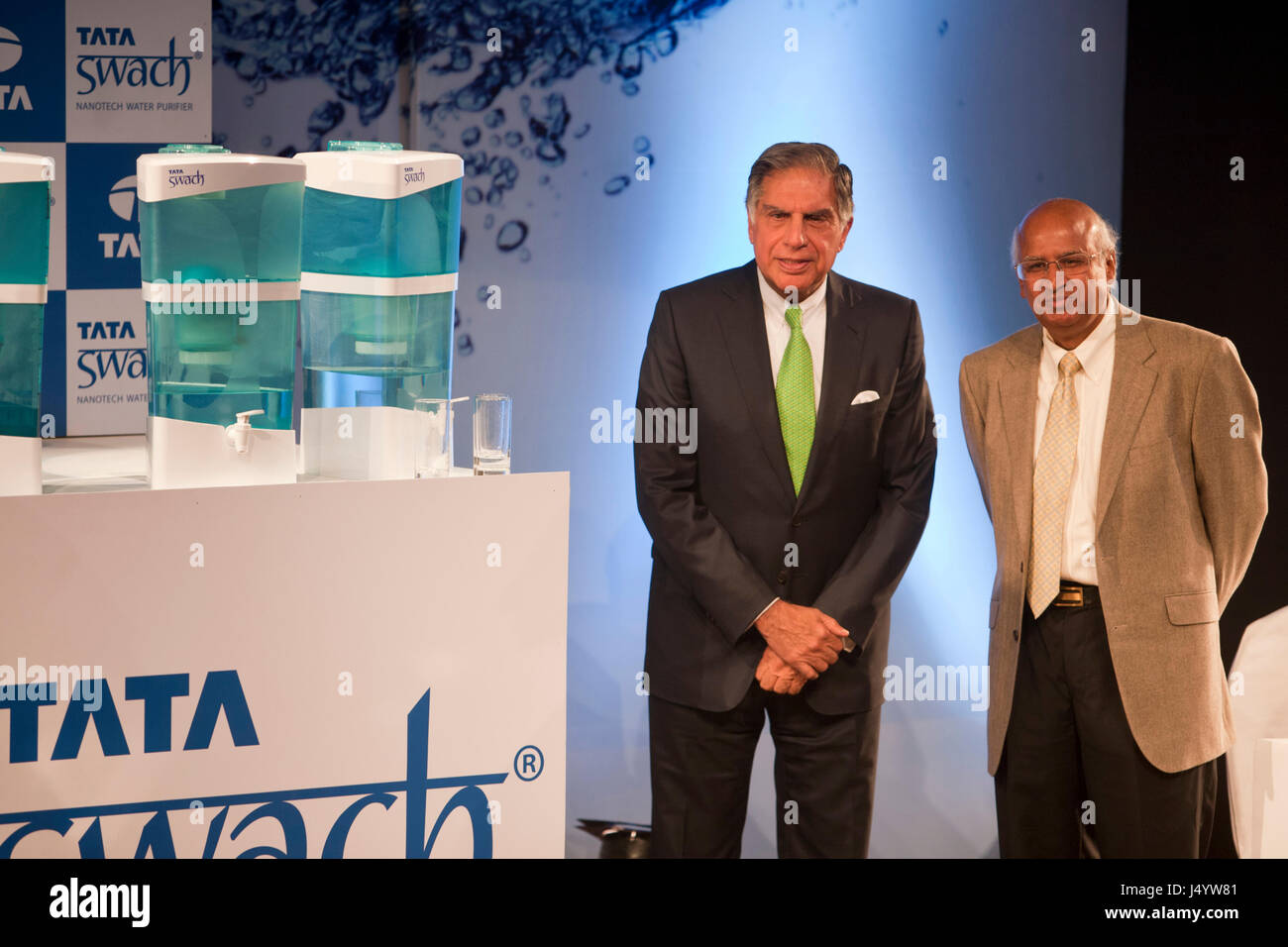 Ratan Tata et s ramadorai pendant le lancement purificateur d'eau, Mumbai, Maharashtra, Inde, Asie Banque D'Images
