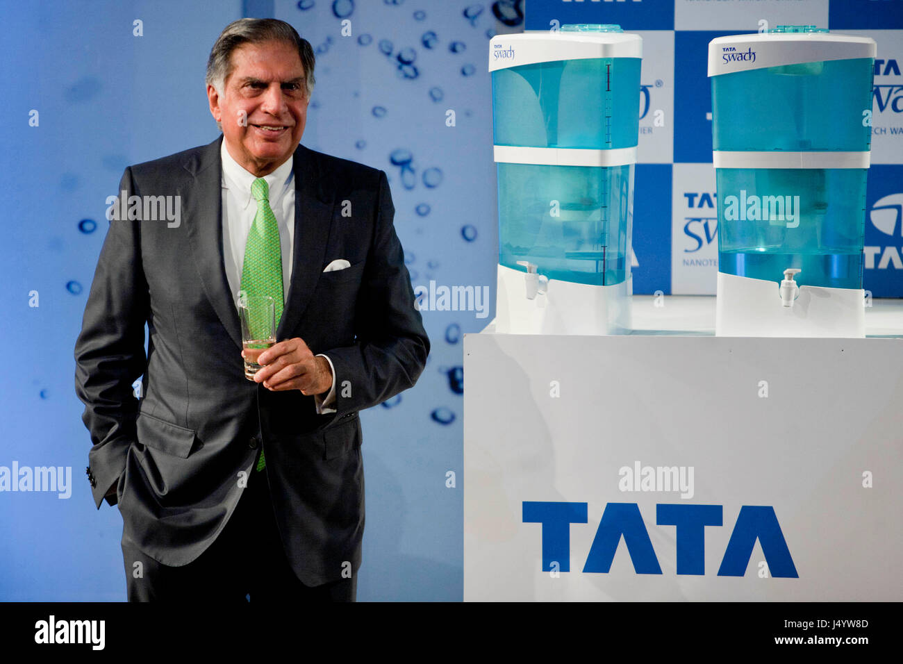 Ratan Tata pendant le lancement du purificateur d'eau Swach, Bombay, Mumbai, Maharashtra, Inde, Asie Banque D'Images