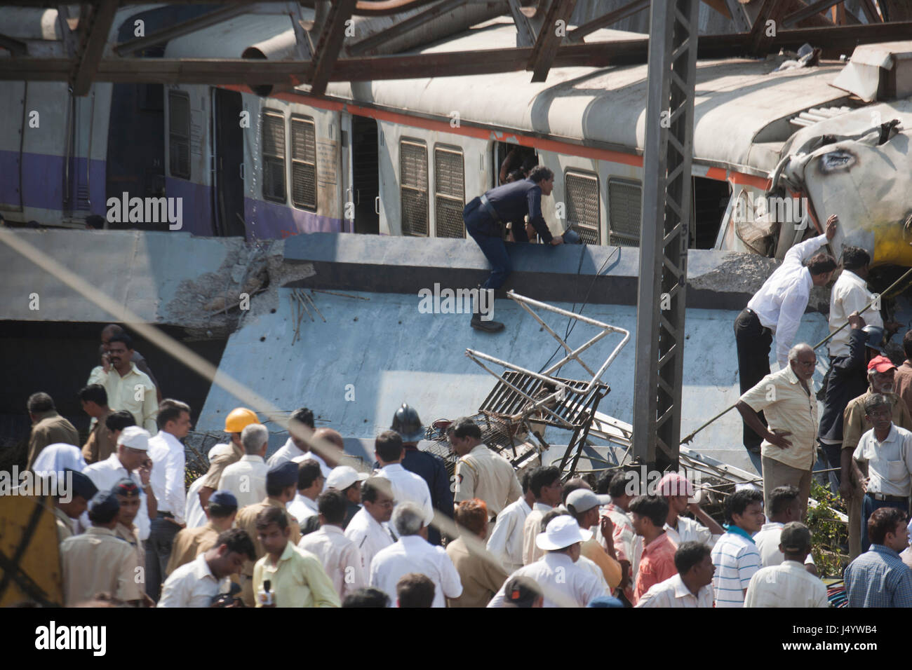 Les gens se réunissent au cours de l'eau s'est effondré au cours de train en mouvement, thane, Maharashtra, Inde, Asie Banque D'Images