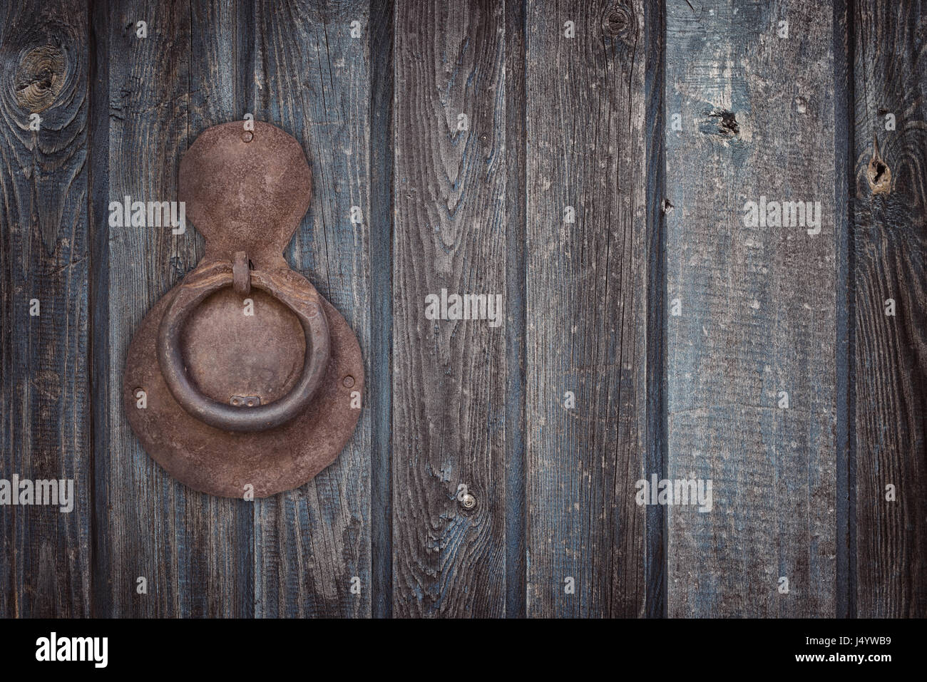 Porte en bois ancienne avec heurtoir sonne close-up Banque D'Images
