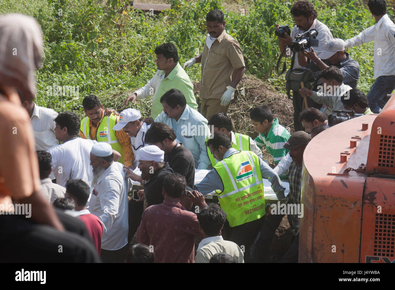 Corps Mort d'être emmené par les travaux de sauvetage et d'évacuation, thane Maharashtra, Inde, Asie Banque D'Images