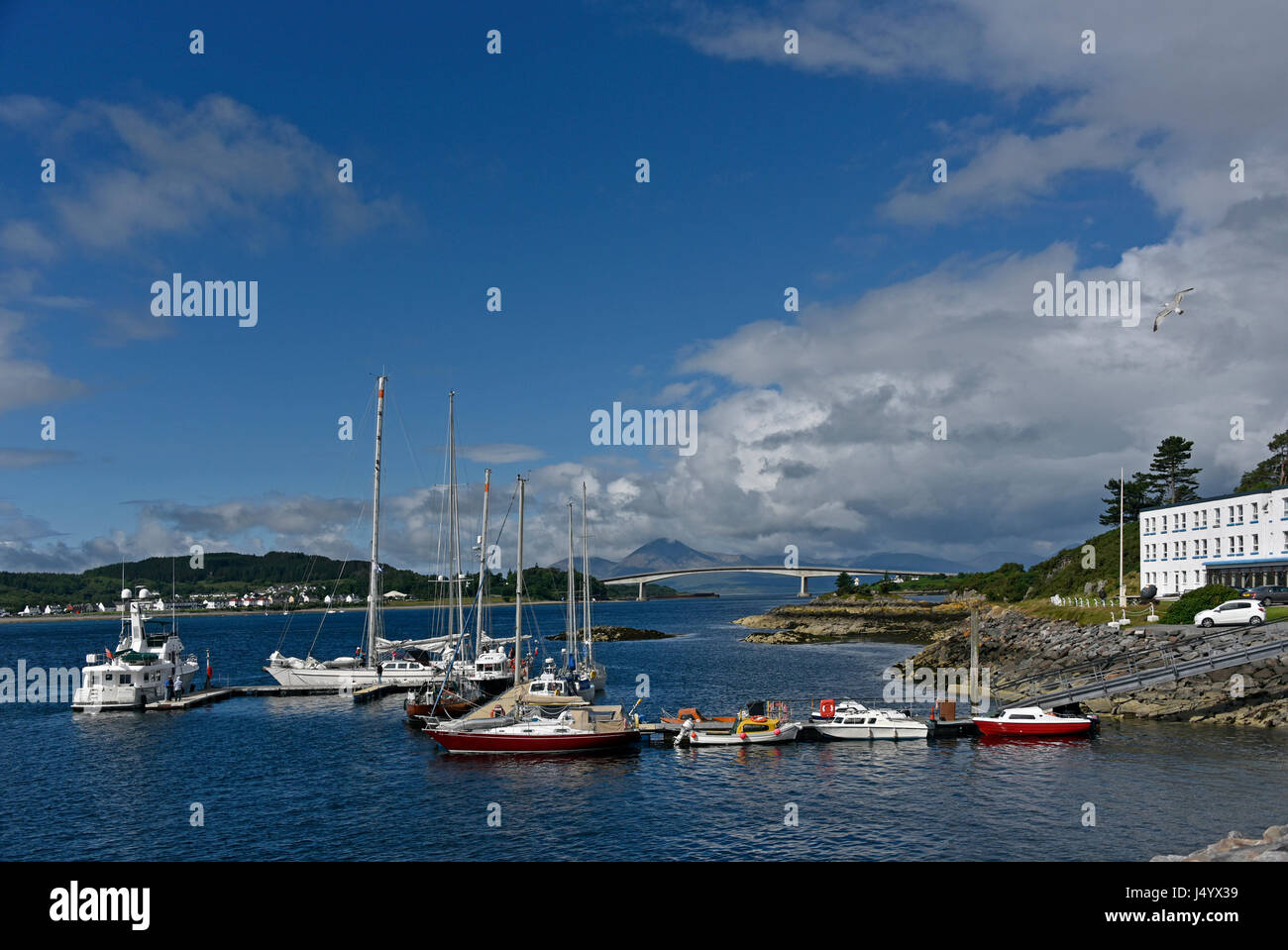 L'île de Skye et le Skye Bridge vu de Kyle of Lochalsh. Ross et Cromarty, Ecosse, Royaume-Uni, Europe. Banque D'Images