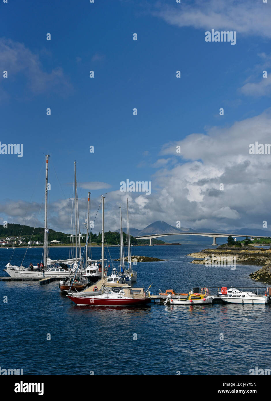 L'île de Skye et le Skye Bridge vu de Kyle of Lochalsh. Ross et Cromarty, Ecosse, Royaume-Uni, Europe. Banque D'Images