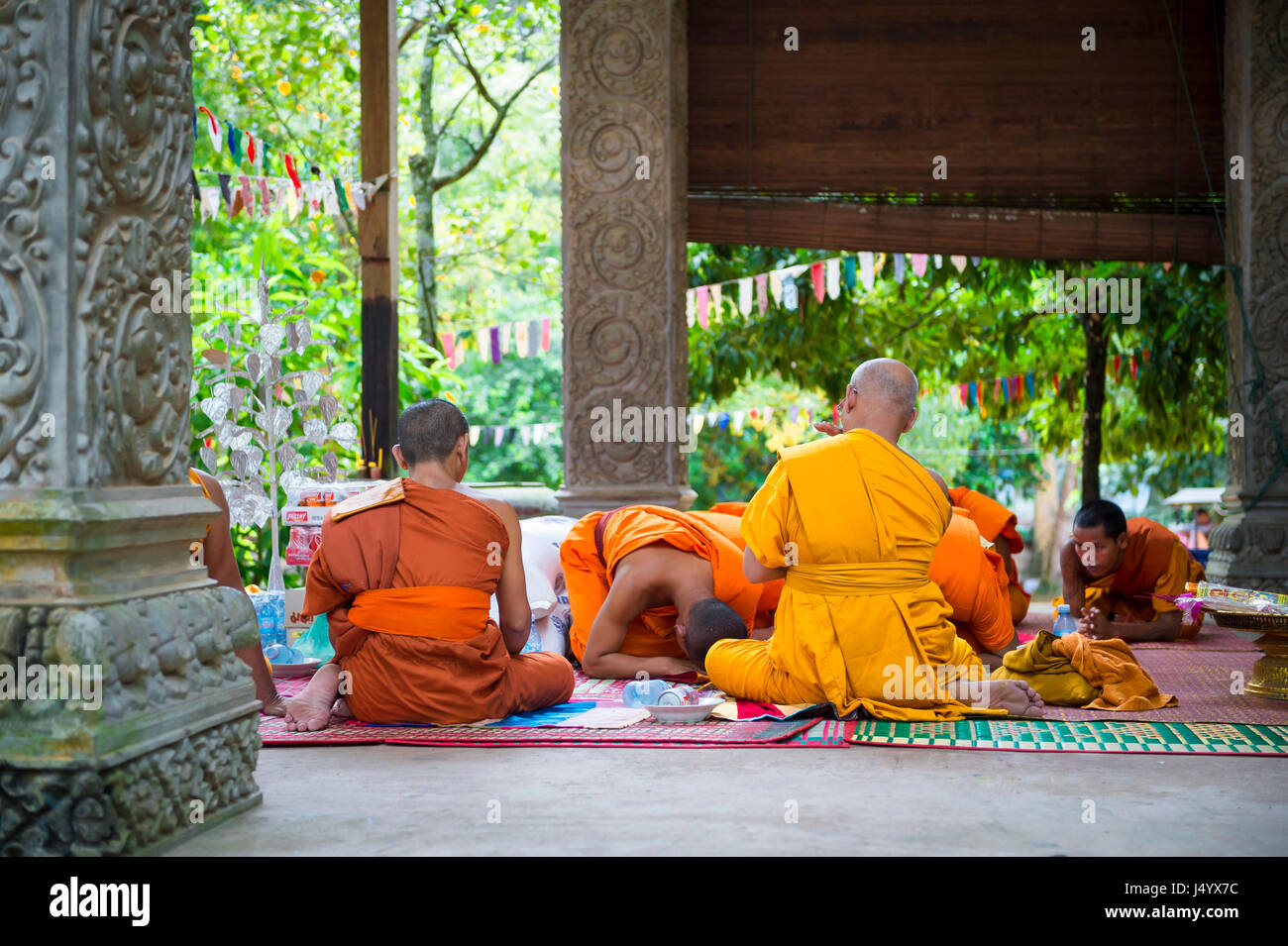 ANGKOR WAT, AU CAMBODGE - 30 octobre 2014 : les moines bouddhistes en robe safran effectuer une cérémonie à une piscine en plein air à côté du temple Prasat Bayon. Banque D'Images