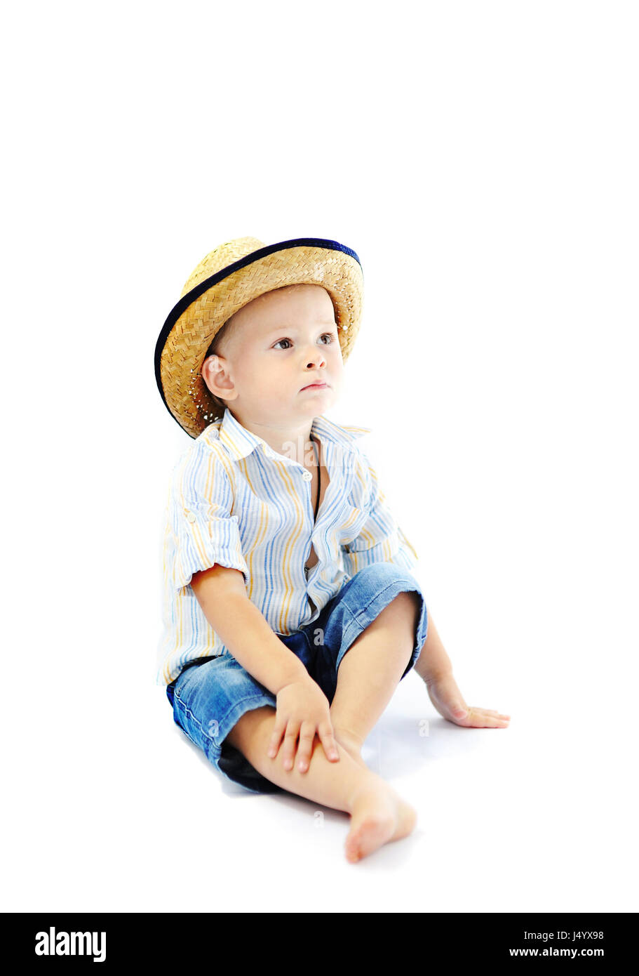 Bébé garçon dans un chapeau de paille Banque D'Images