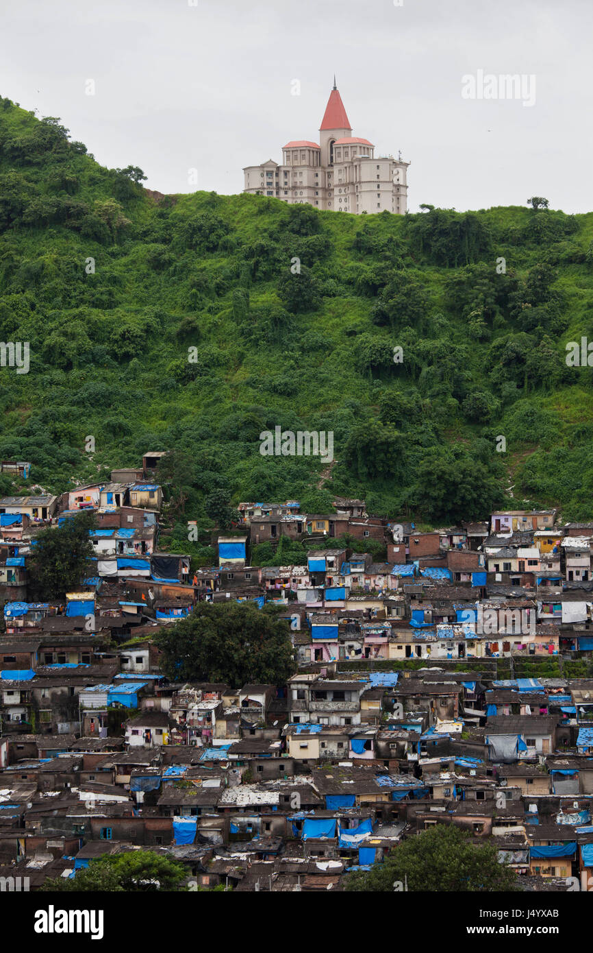 Riches et pauvres, les bidonvilles et nouveau bâtiment, vikhroli park, Mumbai, Maharashtra, Inde, Asie Banque D'Images