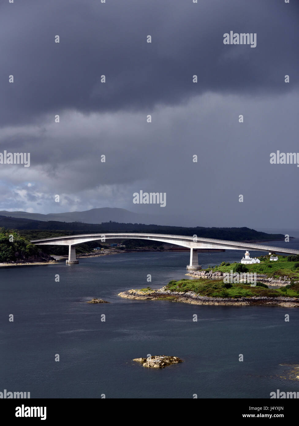 Skye Bridge avec storm approcher, vu depuis le Ploc de Kyle. Kyle of Lochalsh, Ross et Cromarty, Ecosse, Royaume-Uni, Europe. Banque D'Images