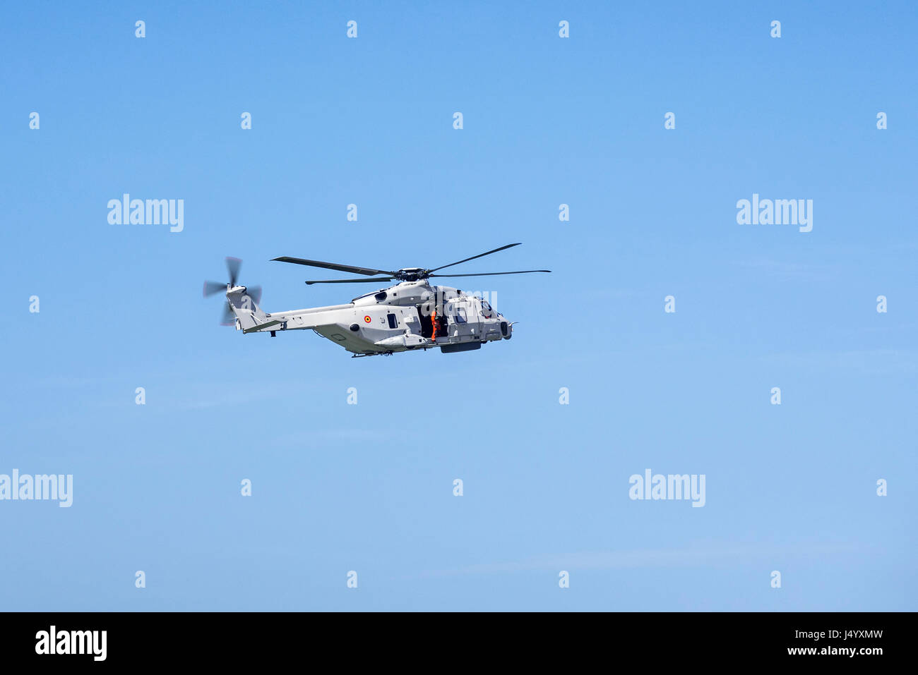 NH90-NFH Caiman hélicoptère des frégates de l'OTAN de la composante aérienne de l'armée belge en vol pendant la mission de recherche et de sauvetage côtier Banque D'Images